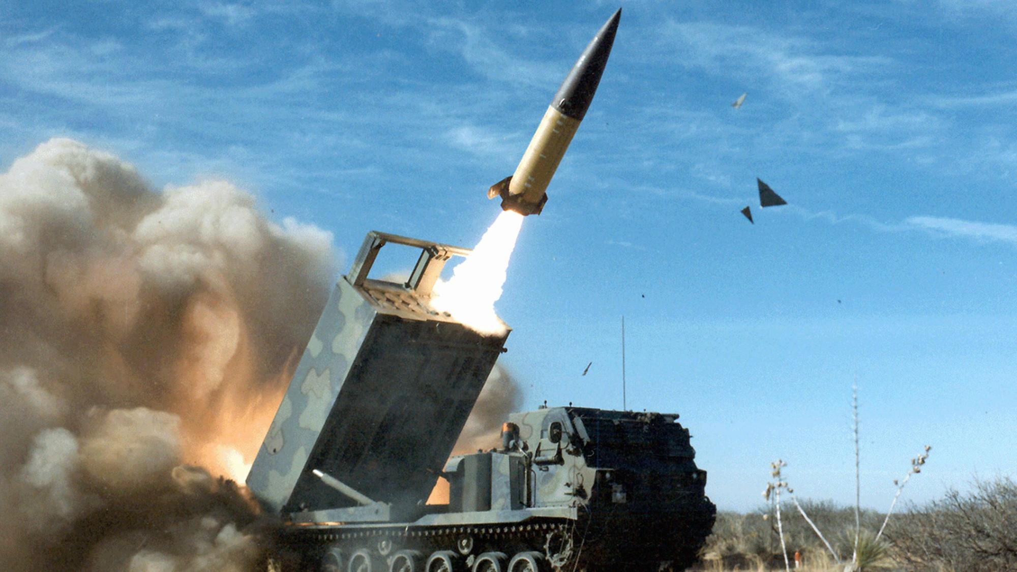 Das Bild zeigt den Abschuss einer amerikanischen ATACMS-Rakete bei einer Übung. Nach langem Zögern hat die USA der Ukraine die Raketen mit größerer Reichweite zur Verfügung gestellt. Sie könnten nun erstmals zum Einsatz gekommen sein. (Archivbild)