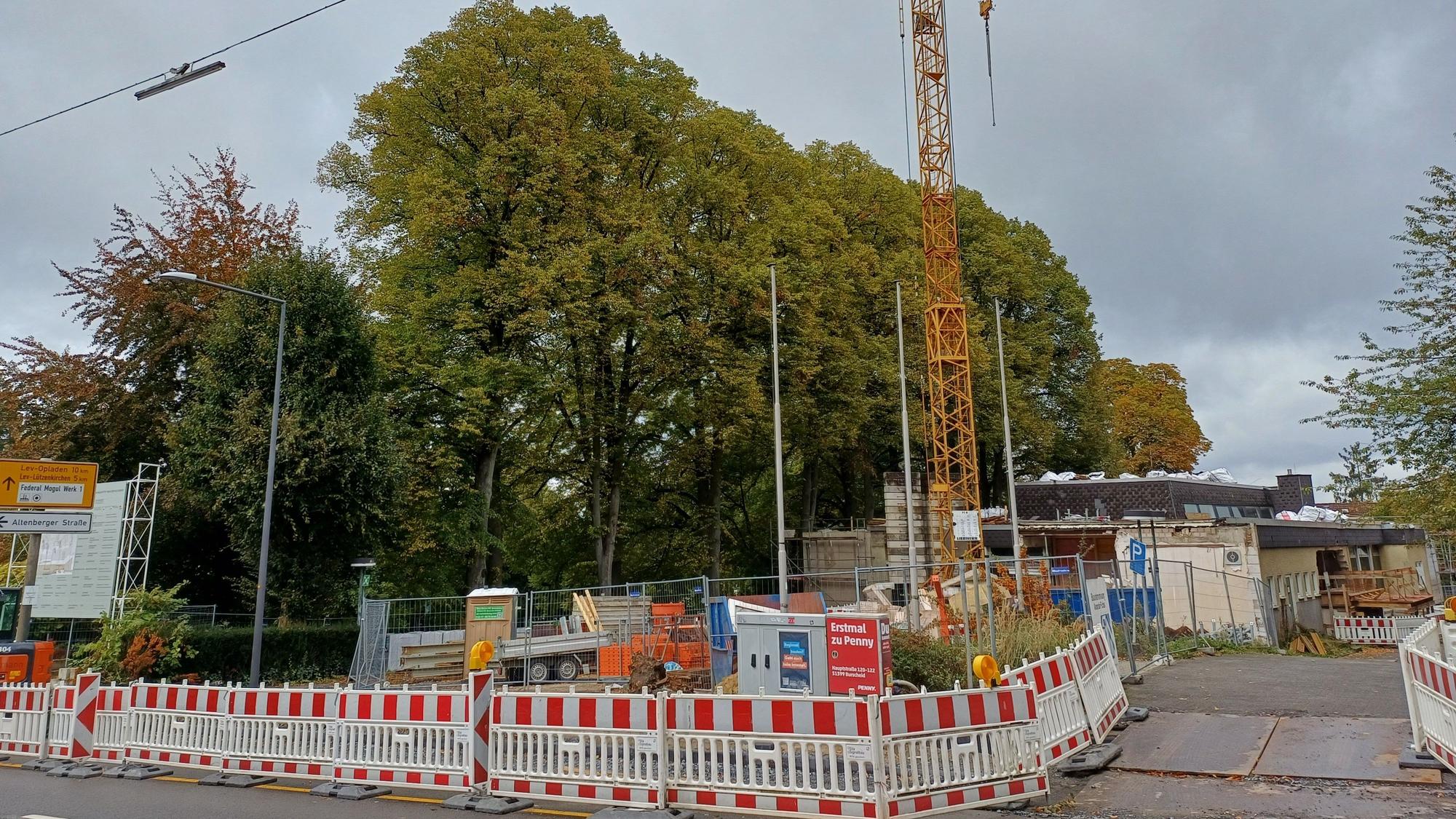 Blick im Oktober 2023 auf die Baustelle des Hauses der Kunst in Burscheid neben dem Rathaus