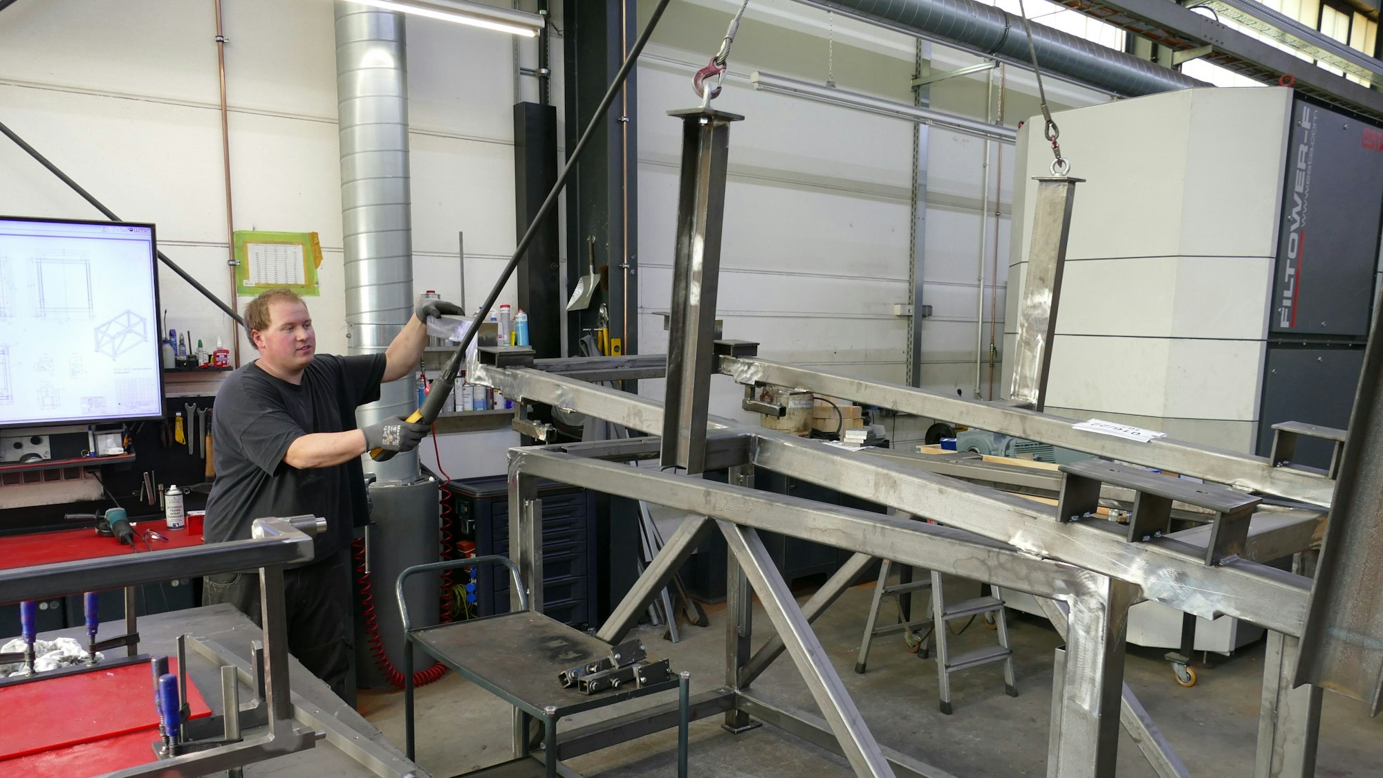 Ein Arbeiter an einer Maschine.