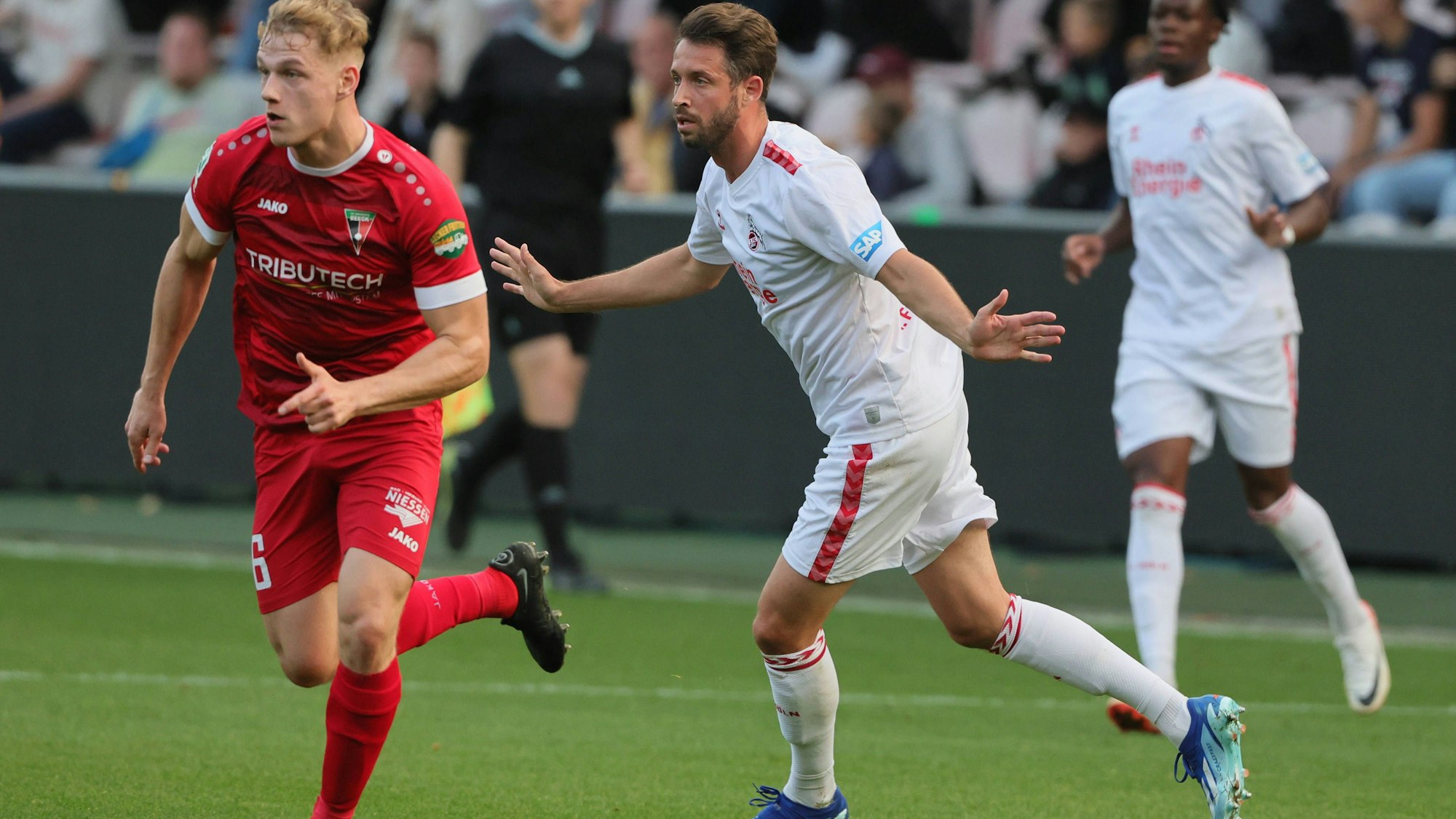Fußballspieler stehen auf einem Fußballplatz.