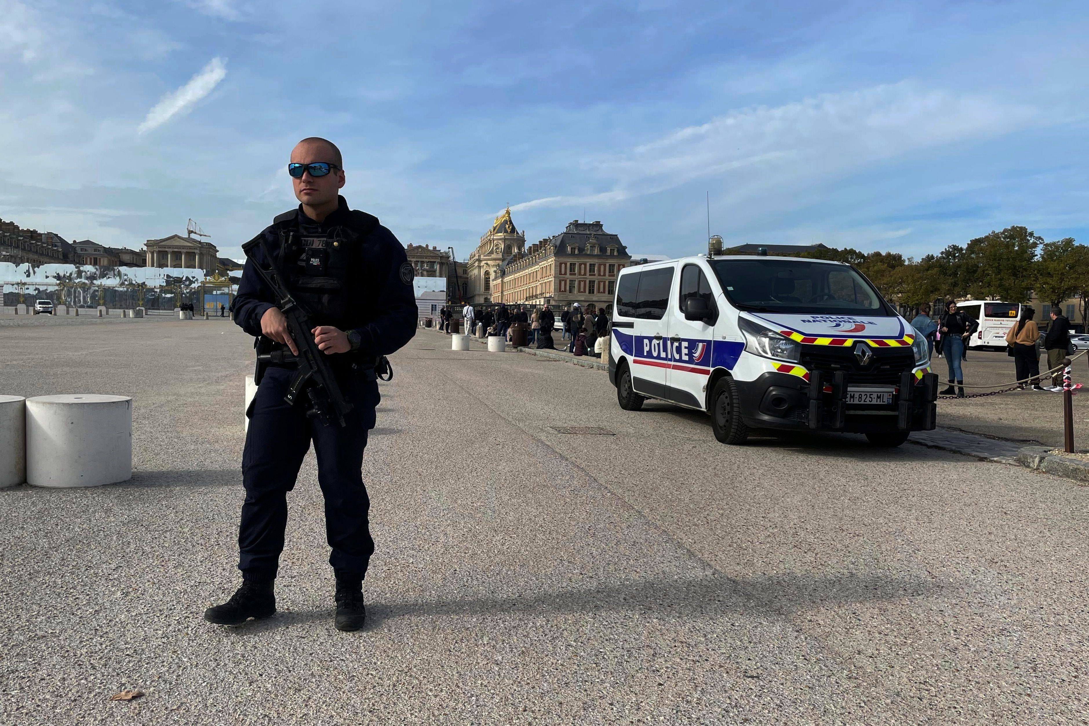 Sicherheitsleute schirmen den Bereich um das Schloss von Versailles ab.