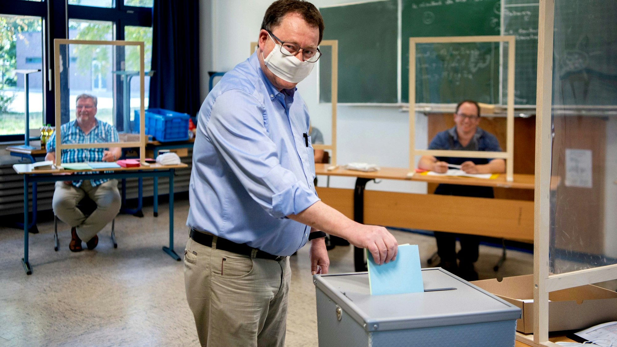 Das Bild zeigt Detlef Kings bei der Stimmabgabe 2020, als er für die FDP als Bürgermeisterkandidat antrat.