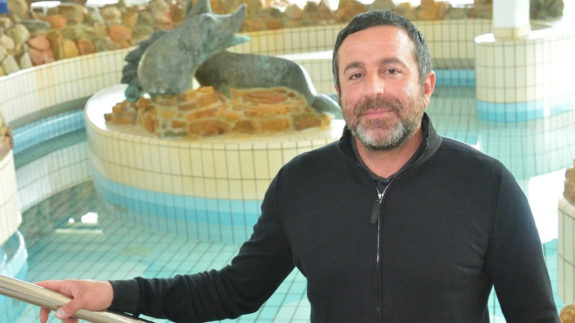 Das Foto zeigt Ibrahim Kabakci, Geschäftsführer des Kürtener Hallenbads