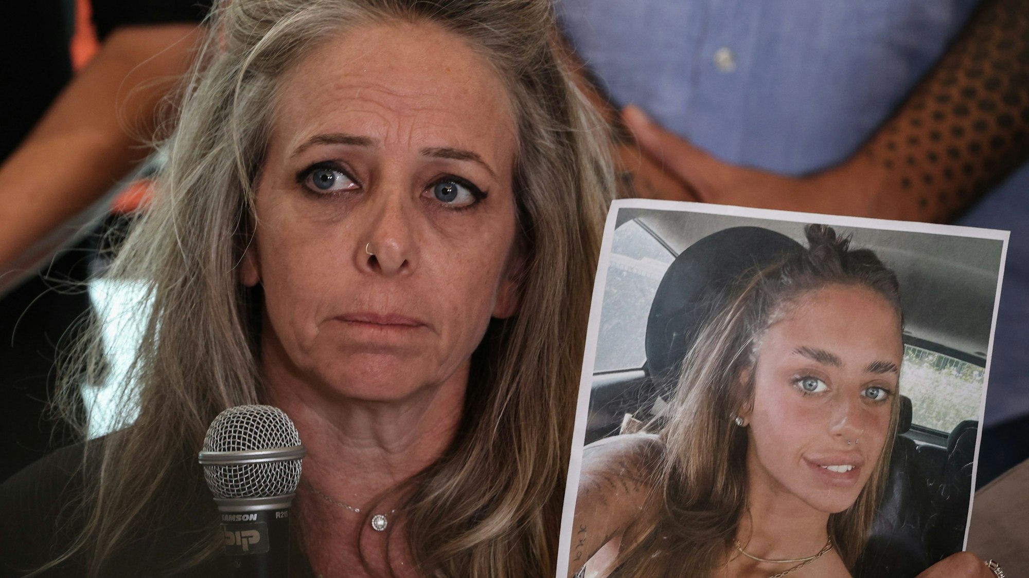 Tel Aviv: Keren Shem, Mutter der entführten Mia Shem, gibt nach der Veröffentlichung eines Videos durch die Hamas eine Erklärung gegenüber der Presse ab.