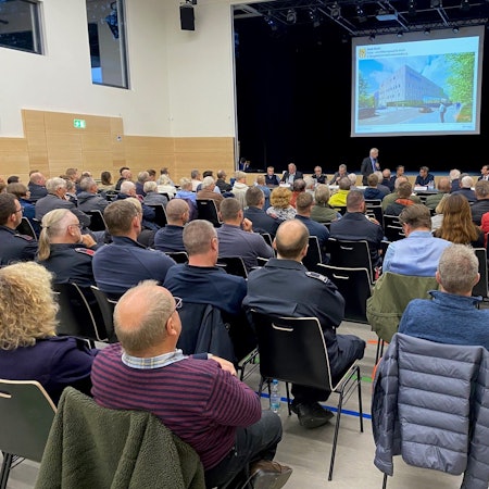 Zu sehen ist das gut besuchte Clemens-August-Forum sowie im Hintergrund eine Visualisierung der neuen Wache.