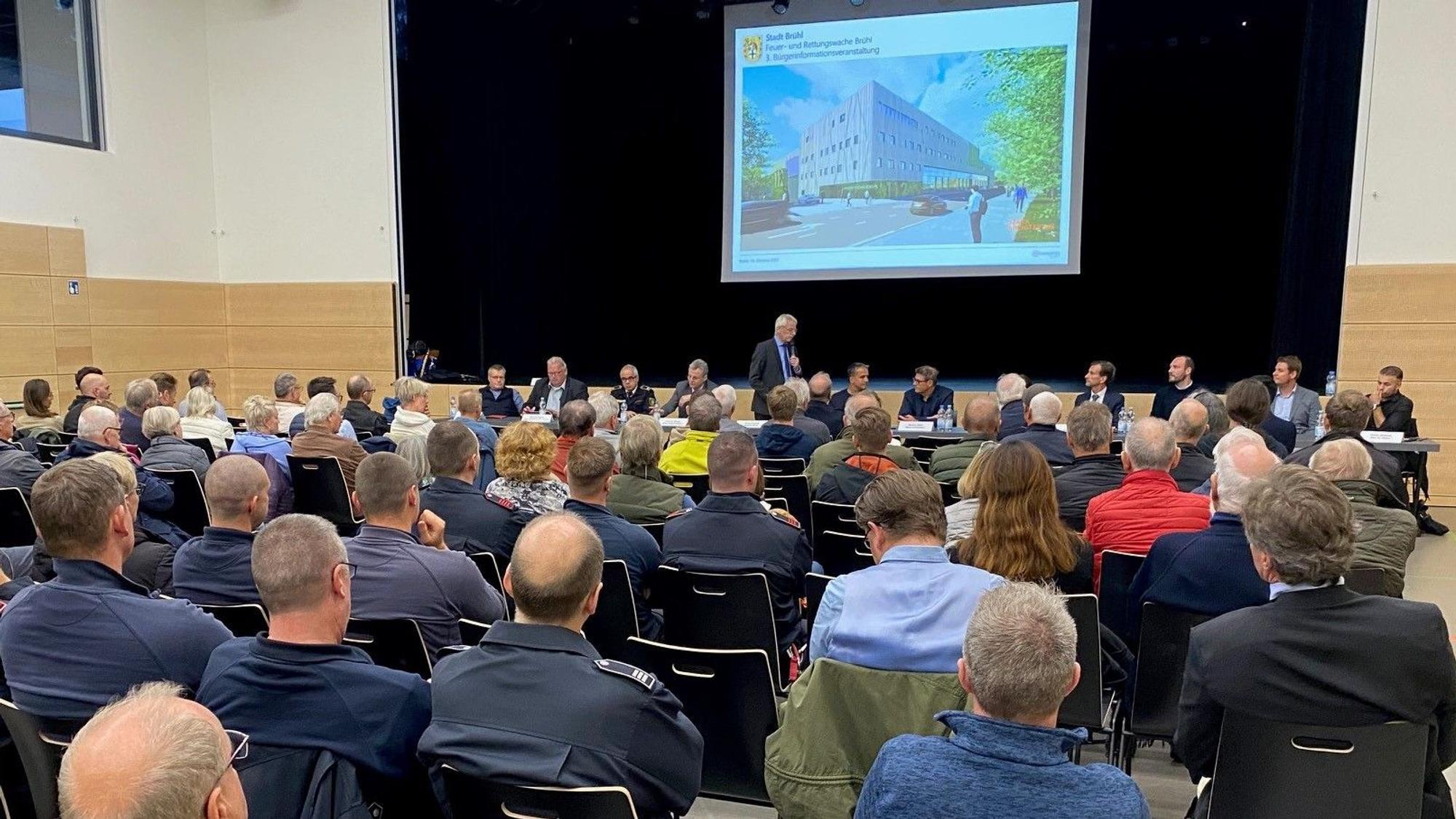 Zu sehen ist das gut besuchte Clemens-August-Forum sowie im Hintergrund eine Visualisierung der neuen Wache.