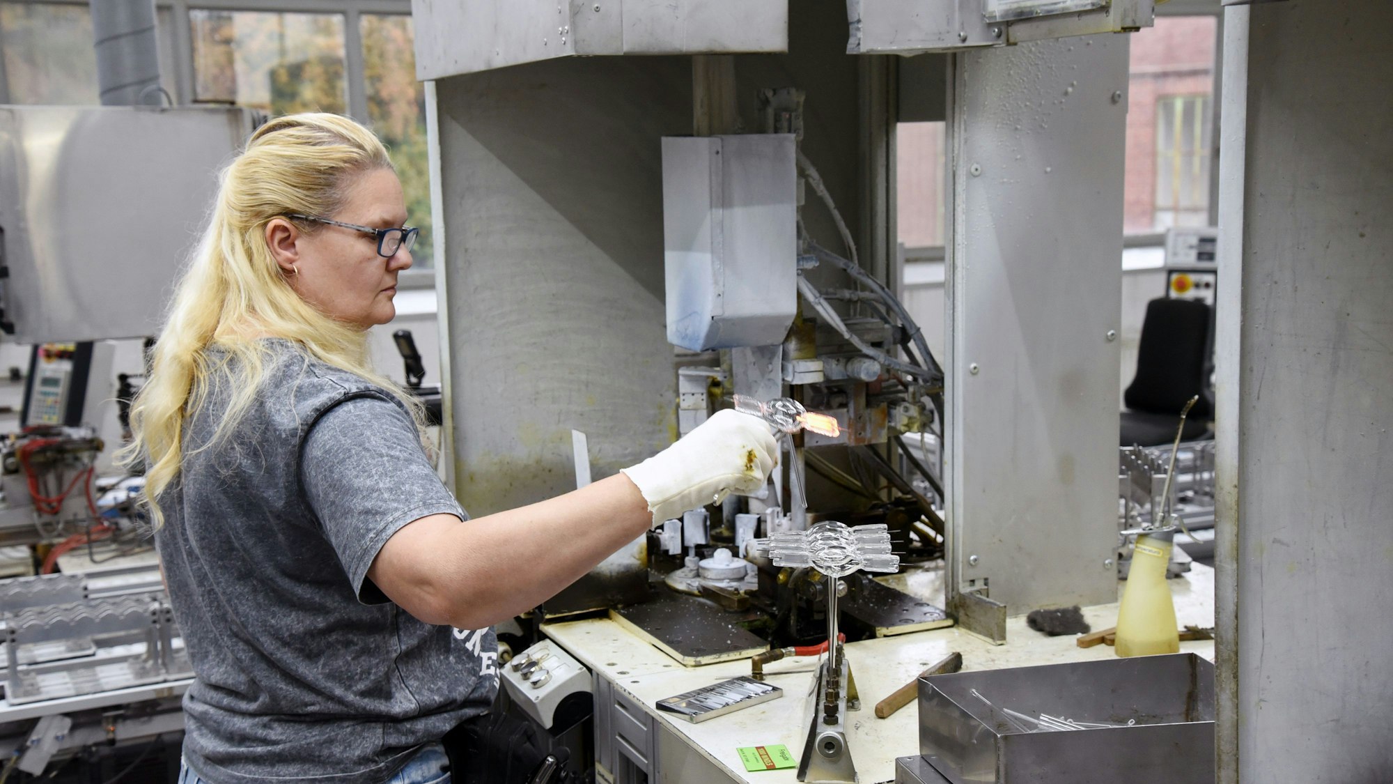 Das Foto zeigt eine Mitarbeiterin der Firma Radium in der Produktion