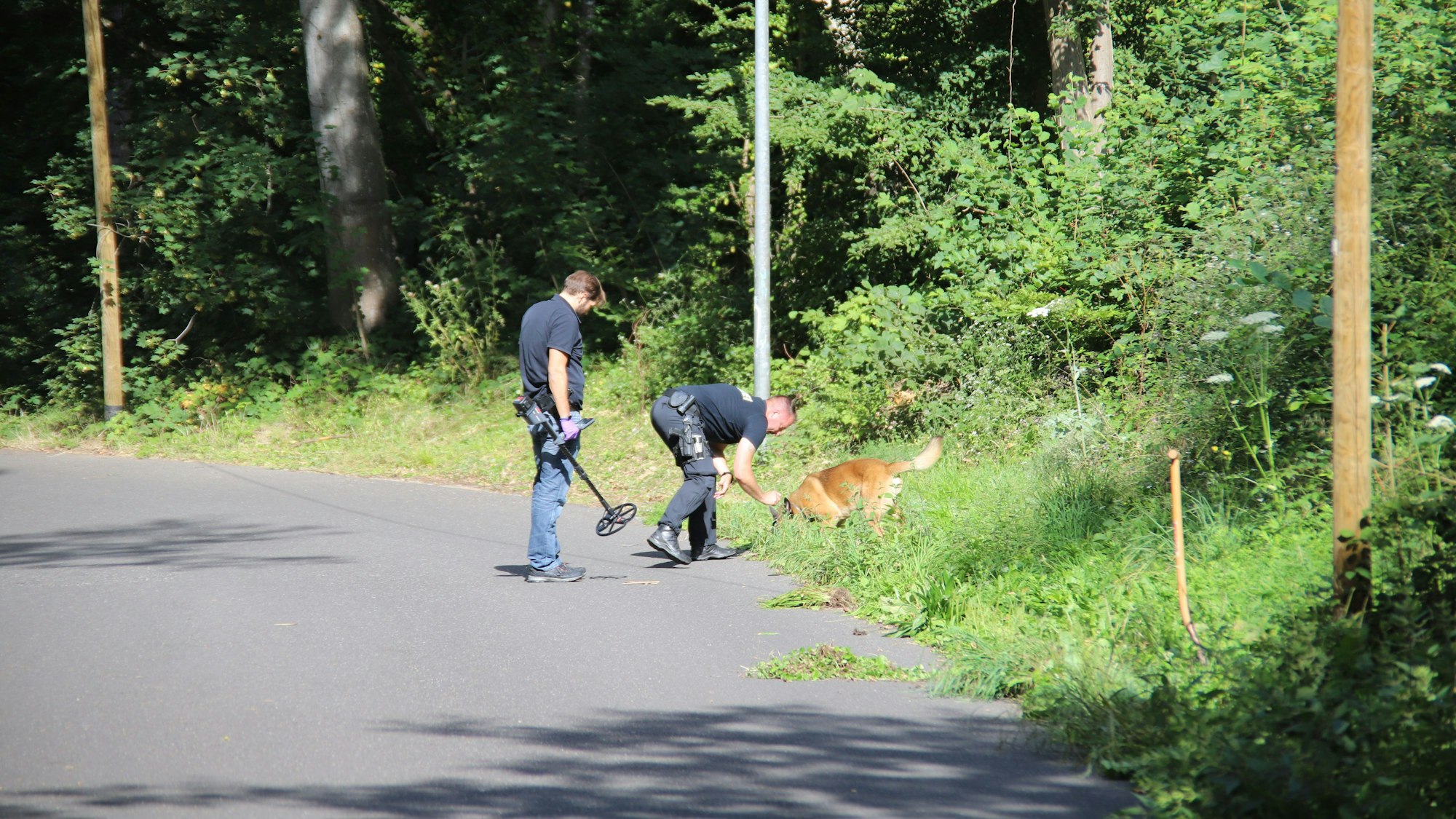 Die Ermittler suchten nach dem Leichenfund den Bereich um den Fundort mit Spürhunden ab.