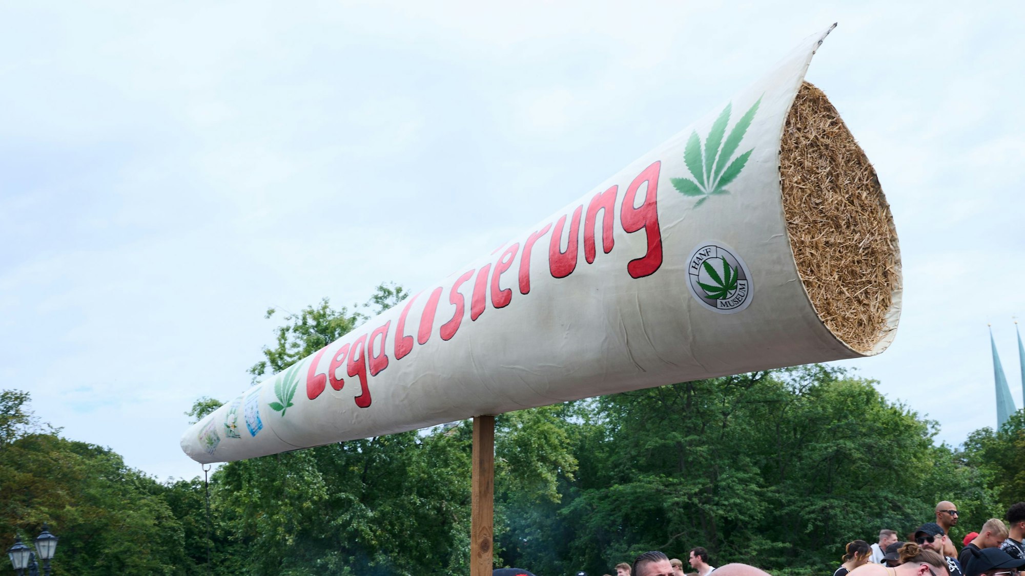 Ein überdimensionierter Joint bei einer Demo für die Legalisierung von Cannabis.