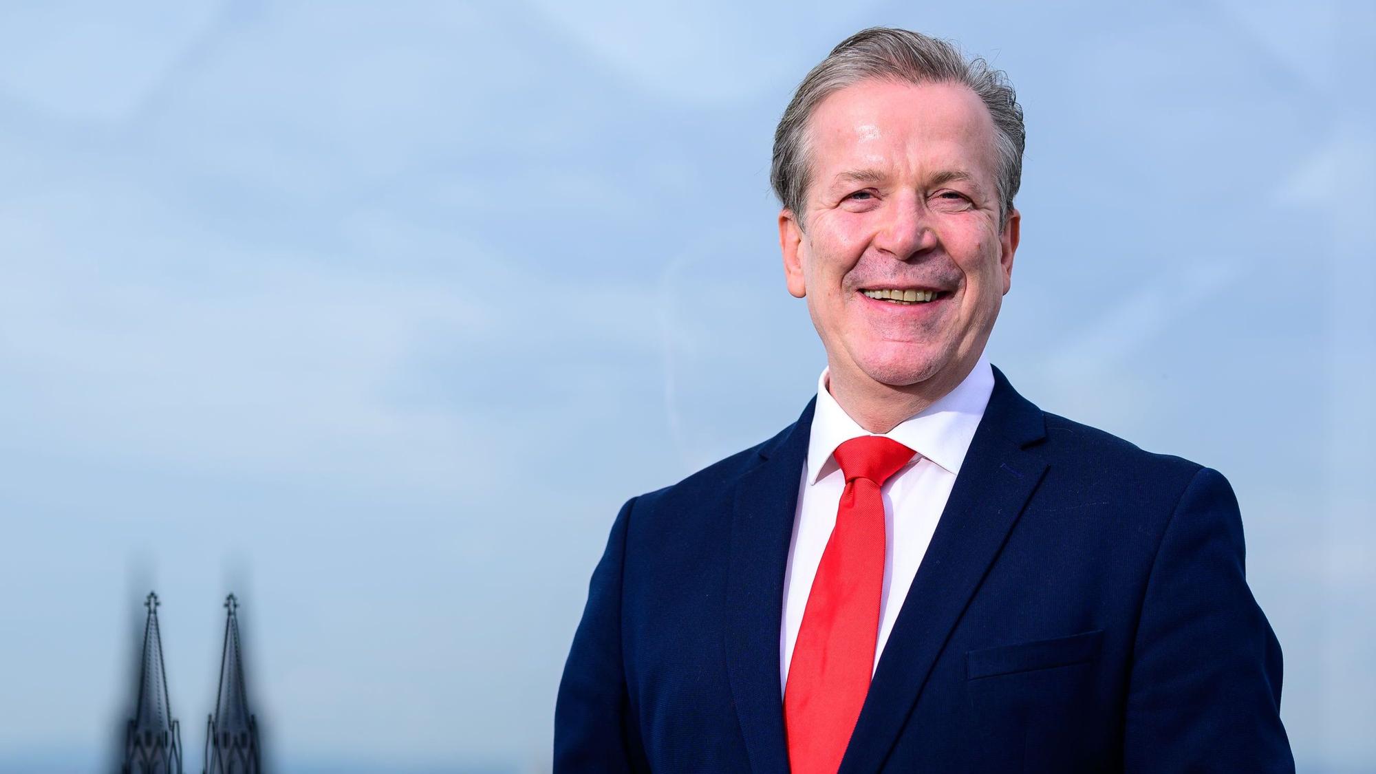 Christoph Kuckelkorn lacht in die Kamera.