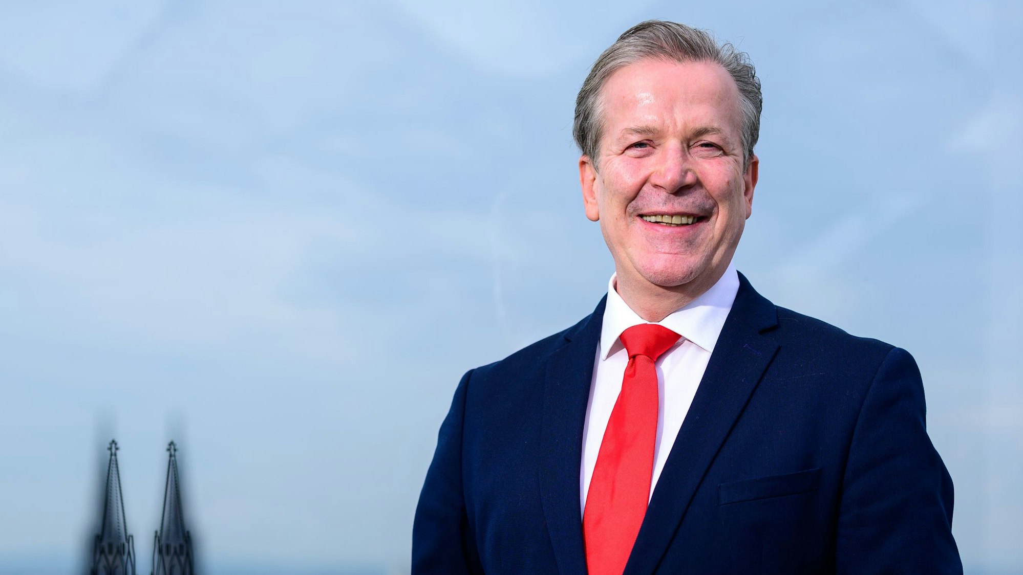 Christoph Kuckelkorn lacht in die Kamera.