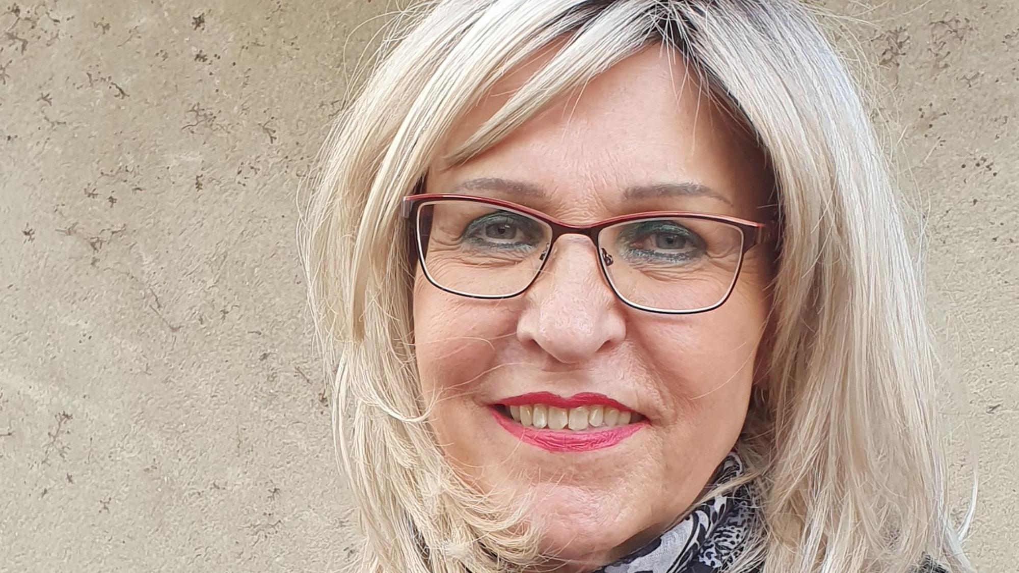 Eine Frau lächelt in die Kamera.