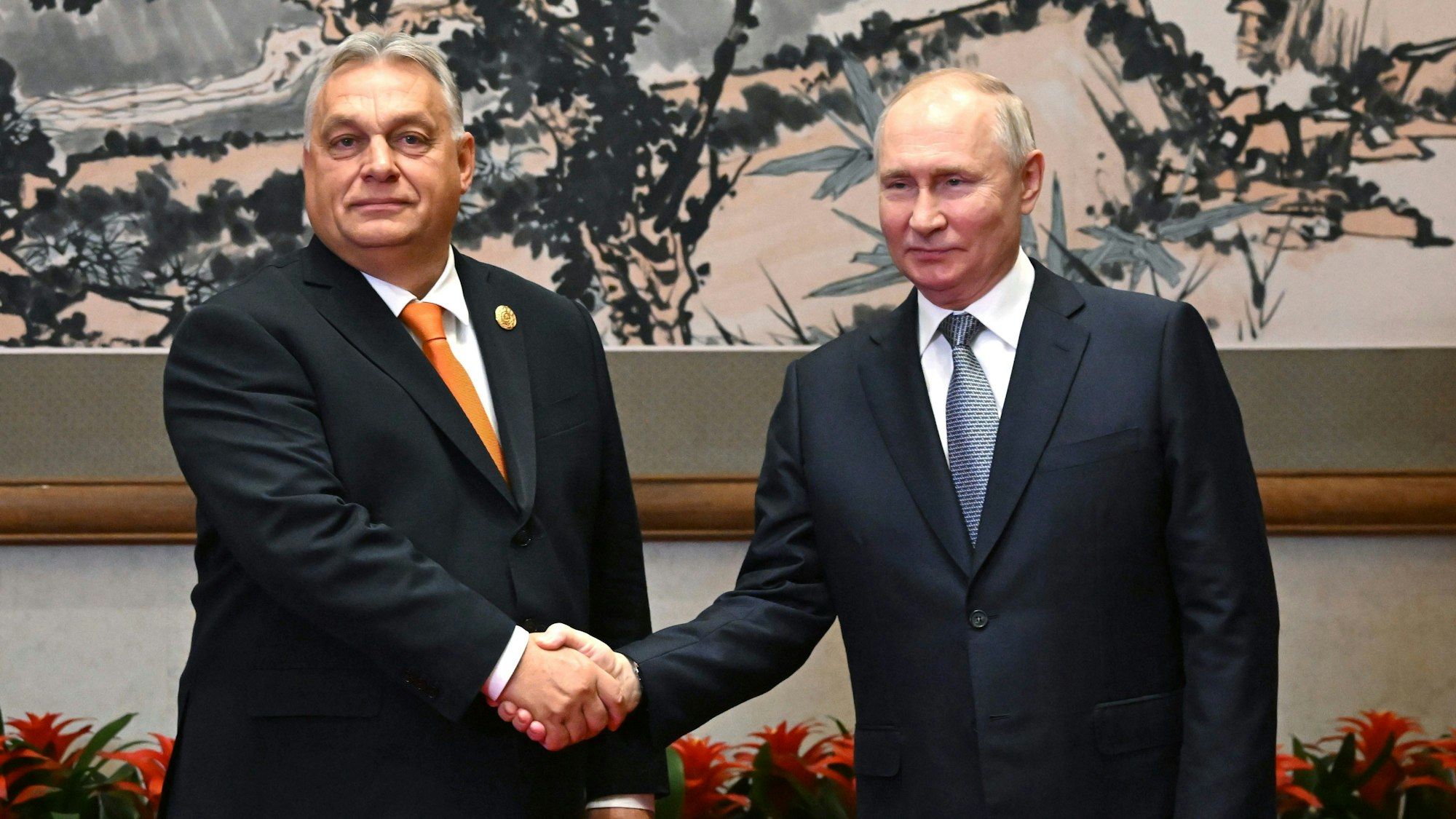 Wladimir Putin (r), Präsident von Russland, begrüßt Viktor Orban, Ministerpräsident von Ungarn, vor ihren Gesprächen am Rande des Belt and Road Forums.