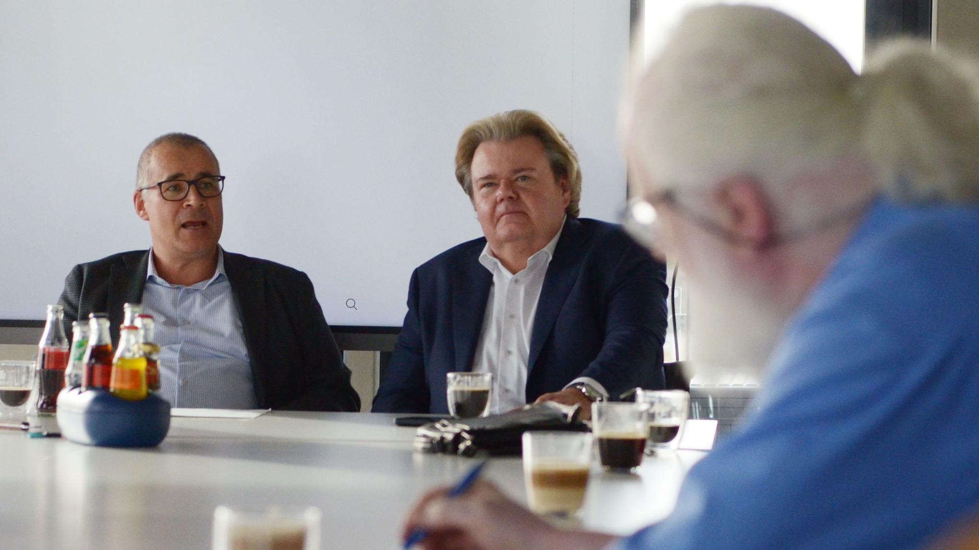 David Klapheck, Geschäftsführer der Synagogengemeinde Köln, spricht in Euskirchen in einem Konferenzraum zu Mitgliedern der CDU und der Senioren-Union. Neben ihm sitzt der CDU-Stadtverbandsvorsitzende Klaus Voussem.