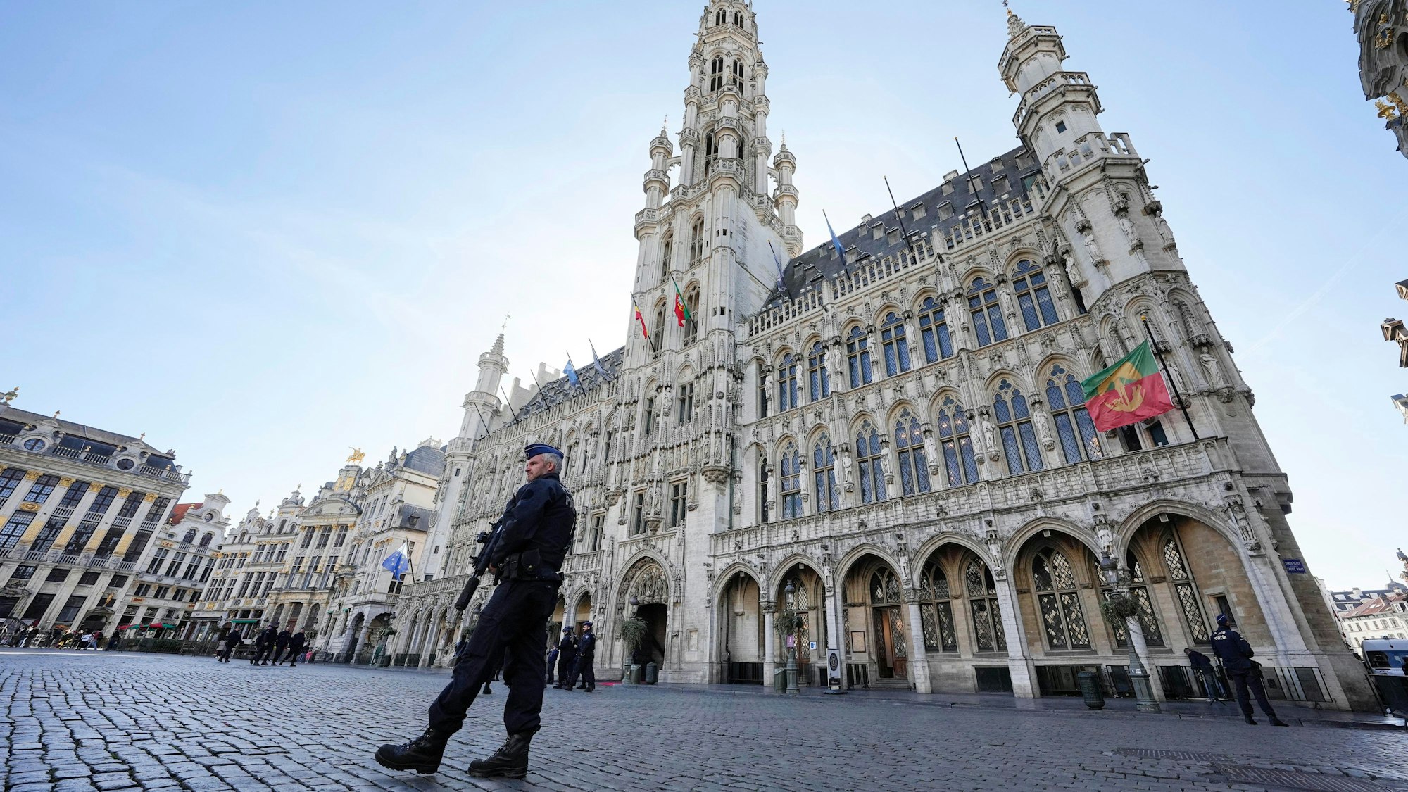 17.10.2023, Belgien, Brüssel: Belgische Polizisten patrouillieren am auf dem Grand Place.