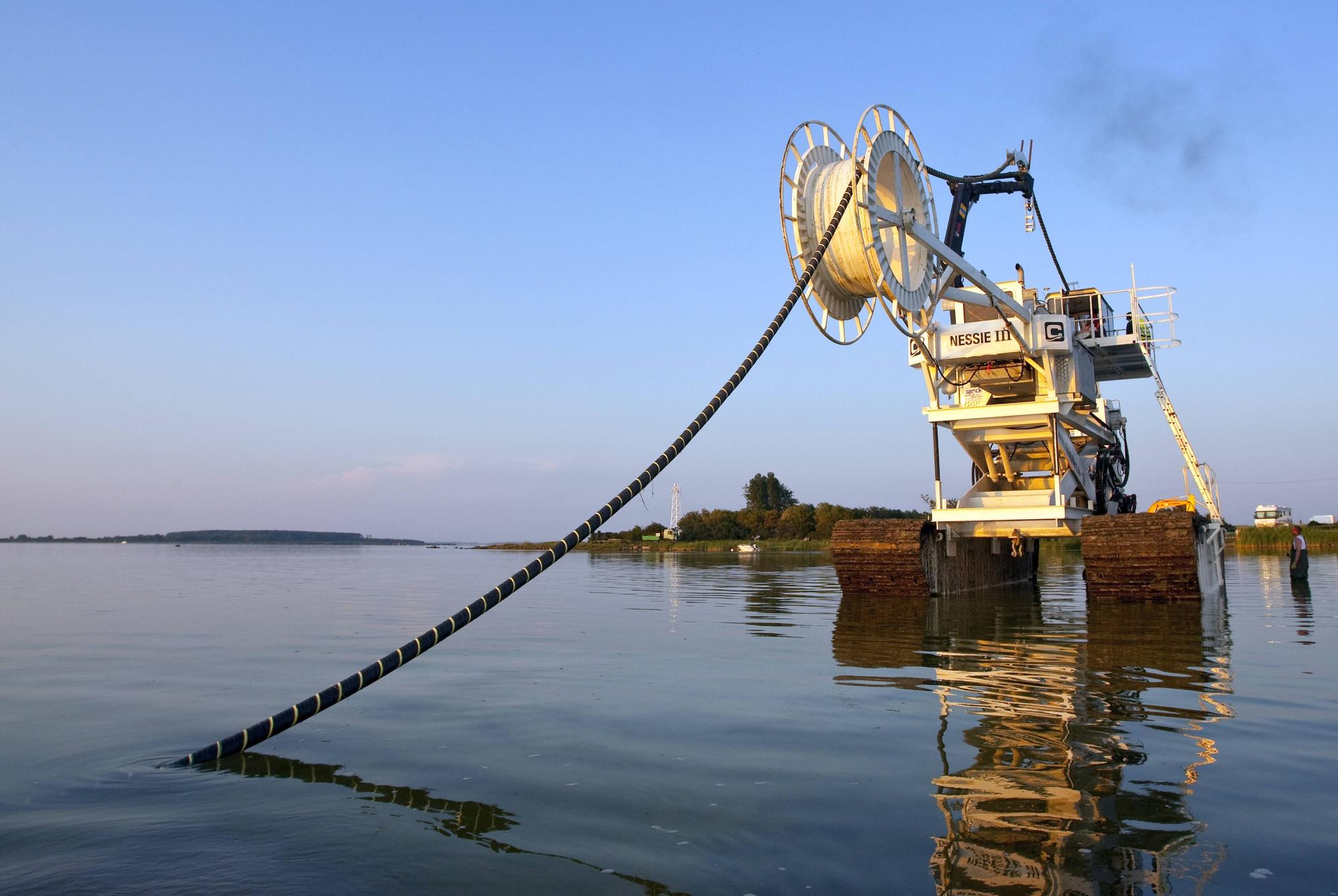 Arbeiter verlegen ein Kabel in der Ostsee. Nach Angaben Schwedens wurde ein Telekommunikationskabel in der Ostsee beschädigt, es gibt Parallelen zu einem Pipeline-Fall in Finnland. (Symbolbild)