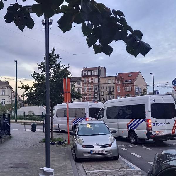 Brüssel: Polizeifahrzeuge stehen am Einsatzort. Nach den tödlichen Schüssen auf zwei Schweden in Brüssel hat die belgische Polizei einen bewaffneten Verdächtigen niedergeschossen. Ob es sich dabei um den Täter handelt, war einem Sprecher der Bundesstaatsanwaltschaft zufolge zunächst unklar.