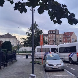 Brüssel: Polizeifahrzeuge stehen am Einsatzort. Nach den tödlichen Schüssen auf zwei Schweden in Brüssel hat die belgische Polizei einen bewaffneten Verdächtigen niedergeschossen. Ob es sich dabei um den Täter handelt, war einem Sprecher der Bundesstaatsanwaltschaft zufolge zunächst unklar.