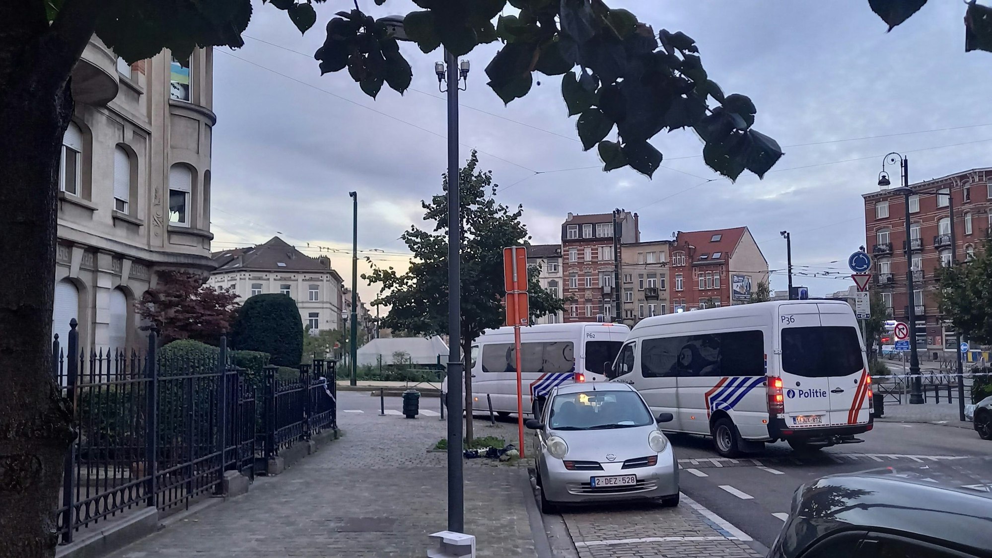 Brüssel: Polizeifahrzeuge stehen am Einsatzort. Nach den tödlichen Schüssen auf zwei Schweden in Brüssel hat die belgische Polizei einen bewaffneten Verdächtigen niedergeschossen. Ob es sich dabei um den Täter handelt, war einem Sprecher der Bundesstaatsanwaltschaft zufolge zunächst unklar.