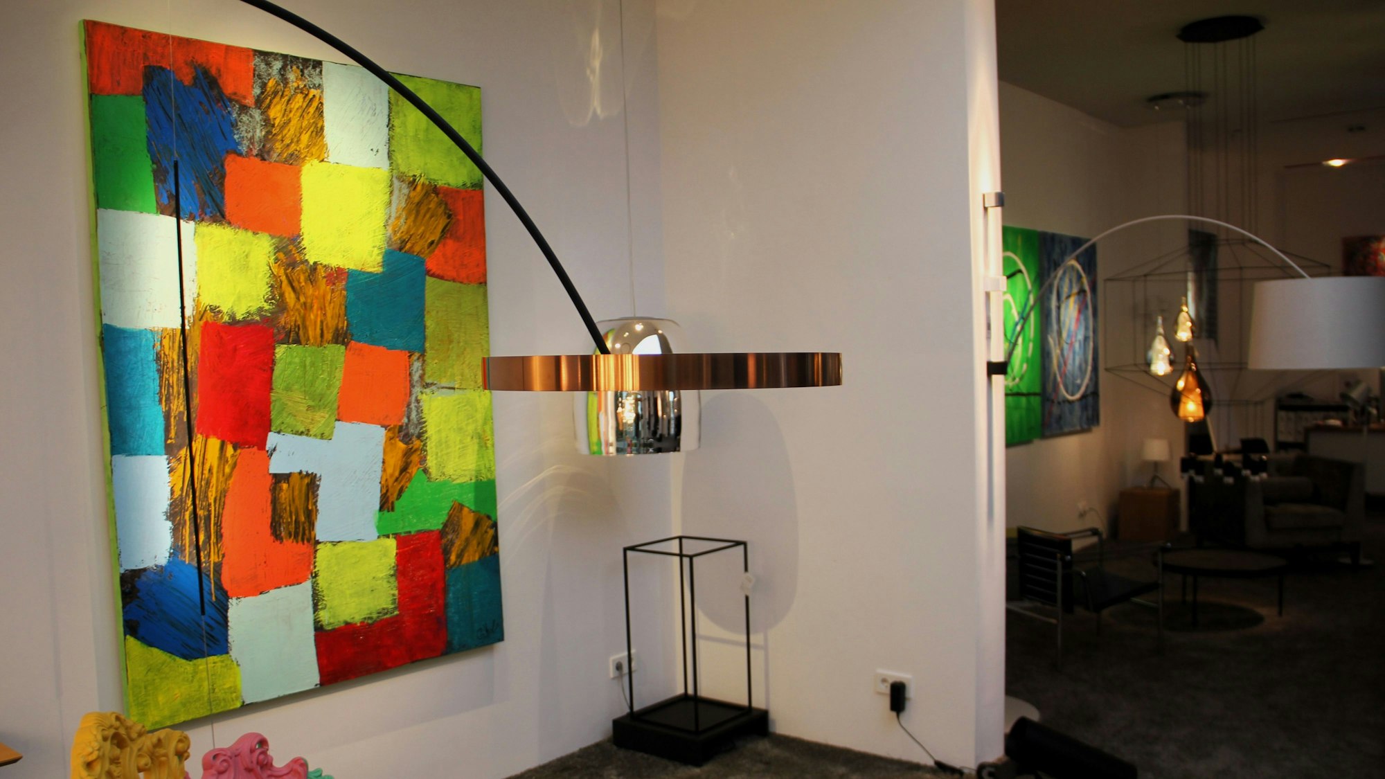 Eine Malerei hängt an einer Wand.