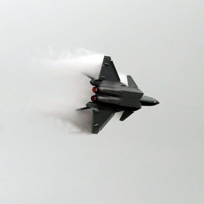 Ein chinesischer Kampfjet des Typs J-20, hier bei einer Flugshow im November 2022. (Symbolbild)