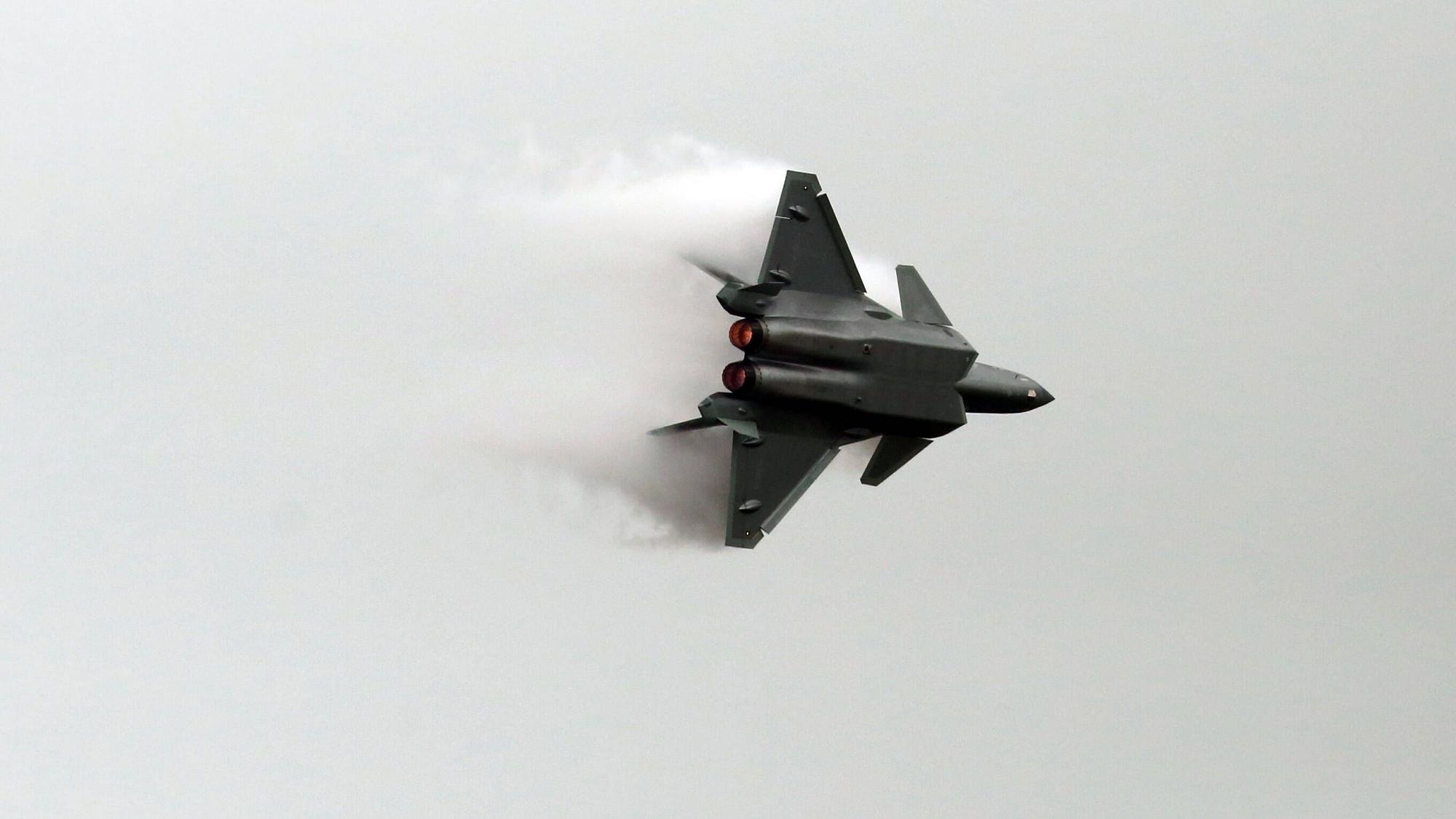 Ein chinesischer Kampfjet des Typs J-20, hier bei einer Flugshow im November 2022. (Symbolbild)