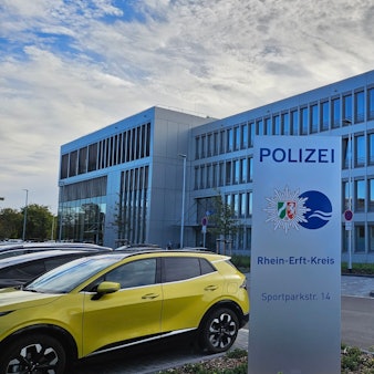 Das Foto zeigt das Polizeipräsidium in Bergheim.