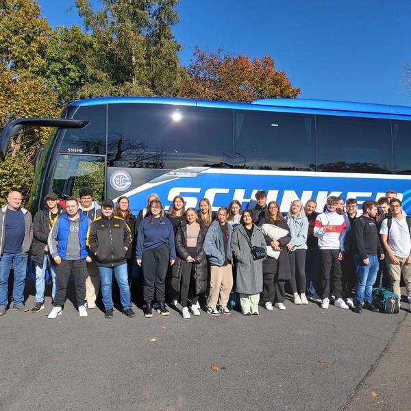 Schülerinnen und Schüler und Lehrpersonal nach der Rückkehr aus Brüssel.