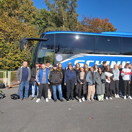 Schülerinnen und Schüler und Lehrpersonal nach der Rückkehr aus Brüssel.