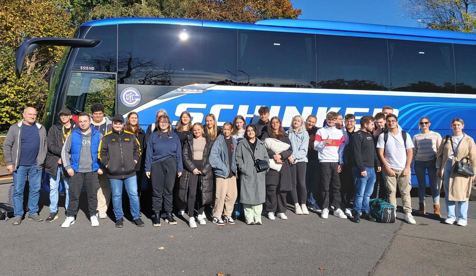 Schülerinnen und Schüler und Lehrpersonal nach der Rückkehr aus Brüssel.
