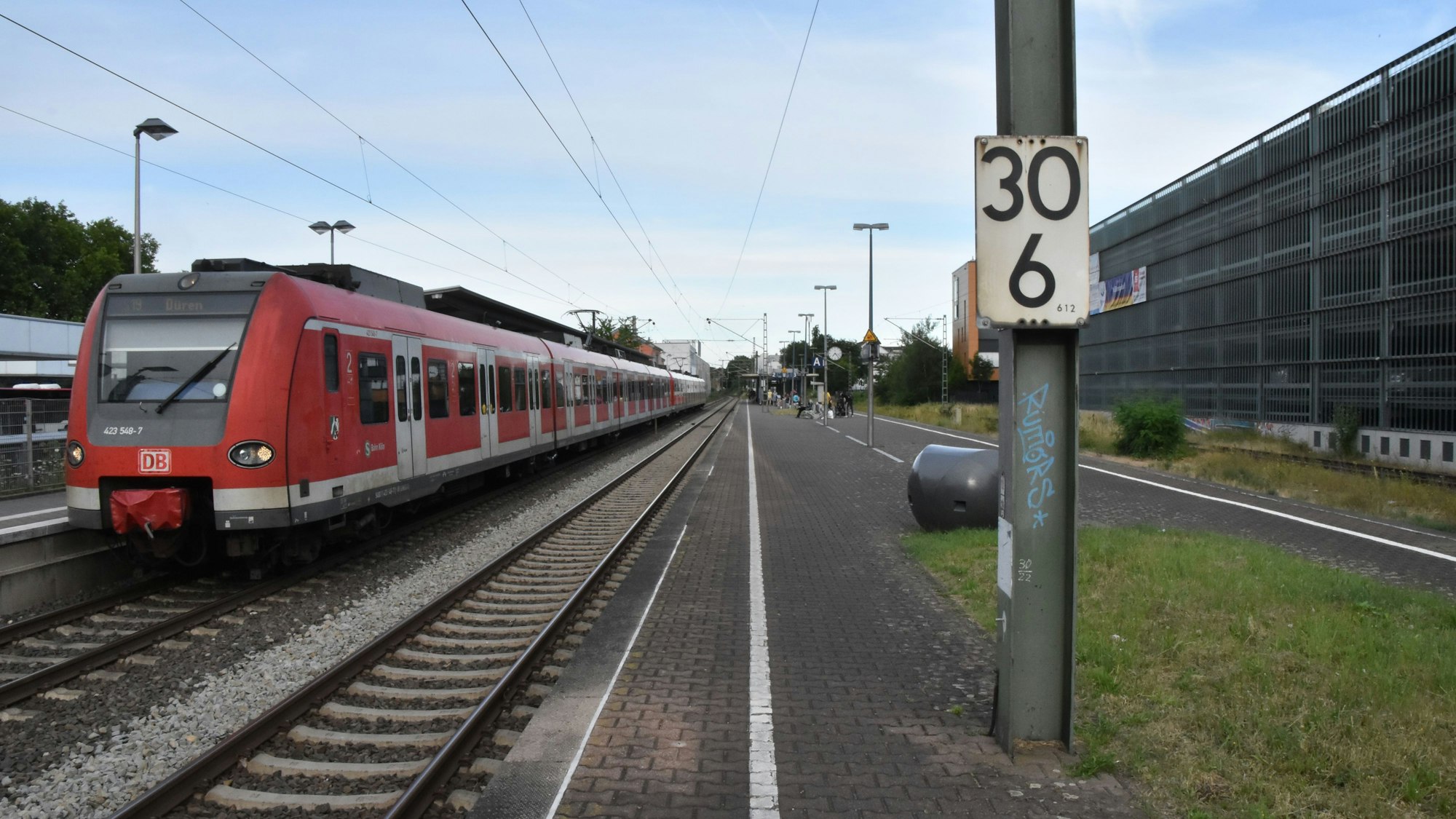 Züge der S19 auf der Siegstrecke am Bahnhof Hennef (Archivbild)