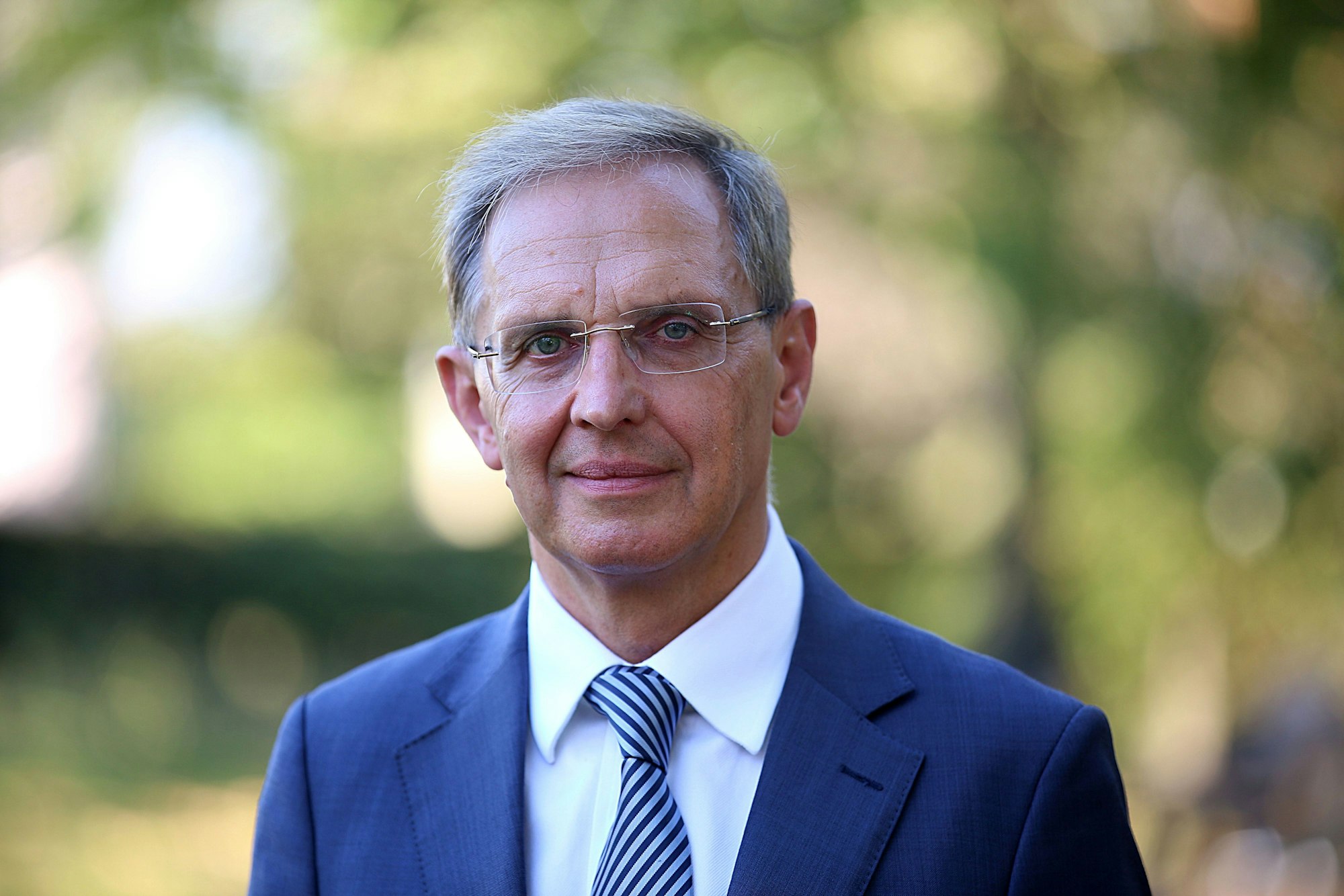 16.10.2018, Nordrhein-Westfalen, Bonn: Der Jurist Matthias Herdegen steht in einem Park. Der Bonner Staatsrechtler Matthias Herdegen tritt im Dezember auf dem Bundesparteitag der CDU gegen die amtierende CDU-Vorsitzende, Angela Merkel an. Foto: Oliver Berg/dpa