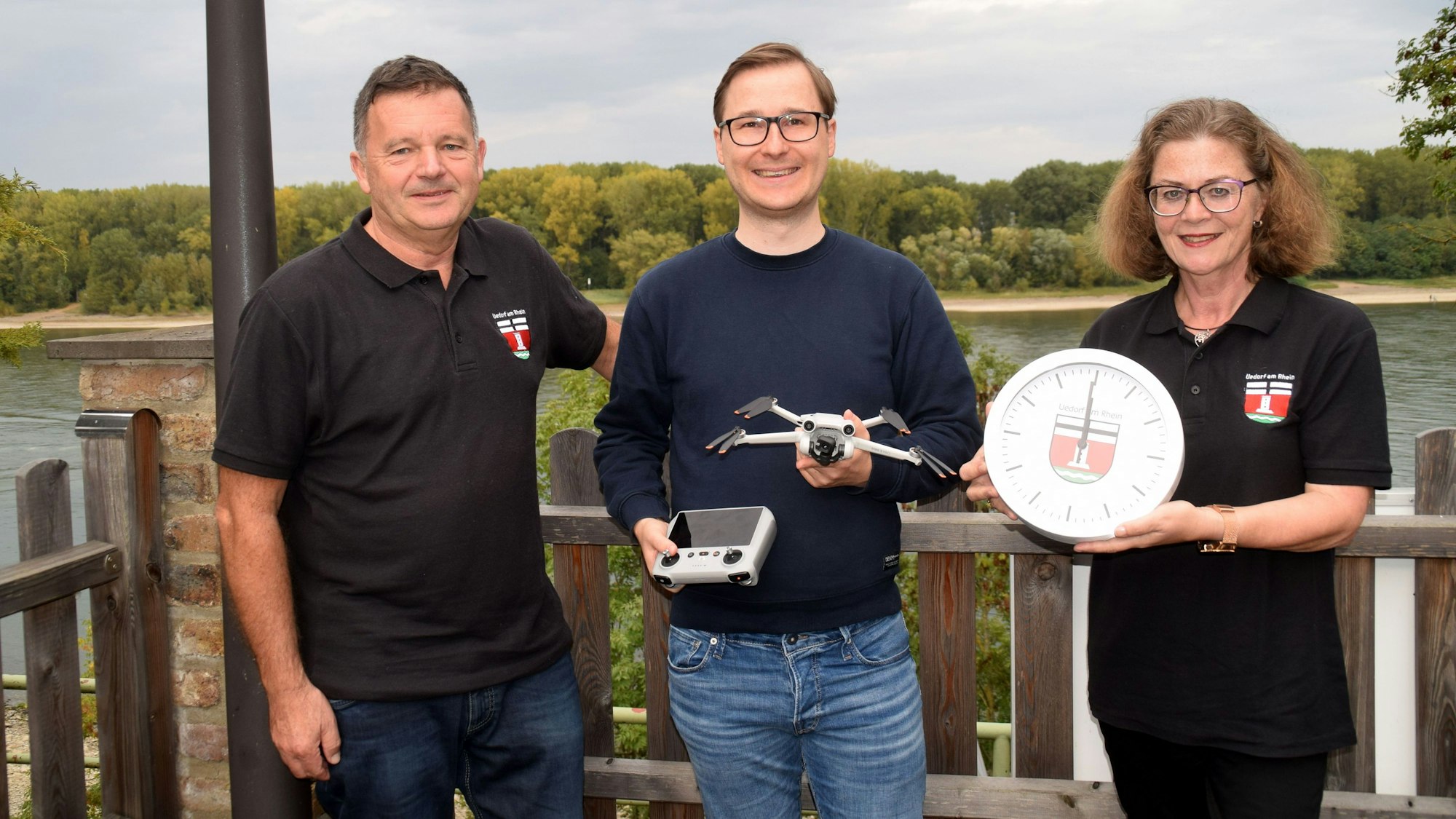 Bernd Marx, Ortsvorsteher und Vorsitzender des Ortsausschusses (links) und Sylvia Frommholz, stellvertretende Ortsausschussvorsitzende, stellten den Imagefilm von Uedorf vor, den Sebastian Keßler mit seiner Drohne gefilmt hat.