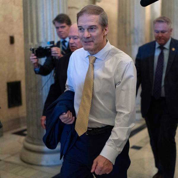 Jim Jordan (M), Abgeordneter des Repräsentantenhauses für Ohio, wird von Journalisten auf dem Weg zu seinem Büro im Kapitol begleitet.