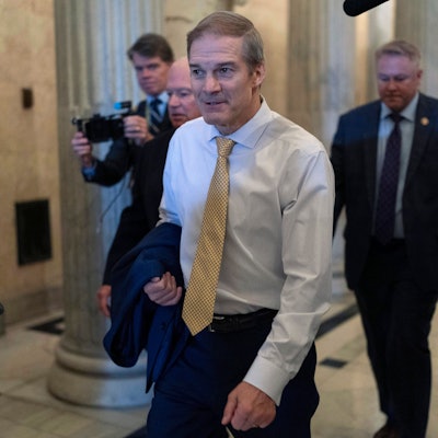Jim Jordan (M), Abgeordneter des Repräsentantenhauses für Ohio, wird von Journalisten auf dem Weg zu seinem Büro im Kapitol begleitet.