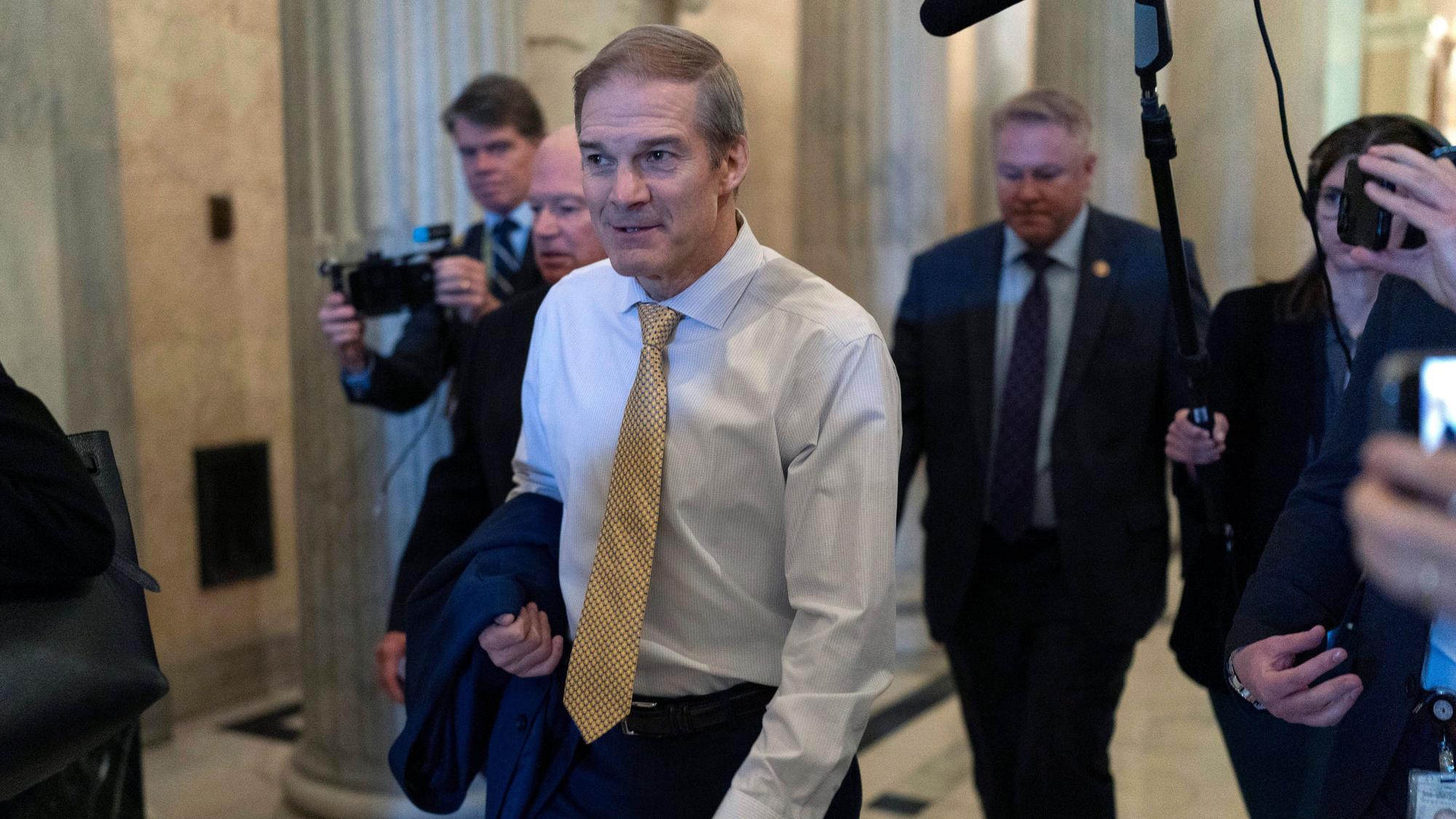 Jim Jordan (M), Abgeordneter des Repräsentantenhauses für Ohio, wird von Journalisten auf dem Weg zu seinem Büro im Kapitol begleitet.