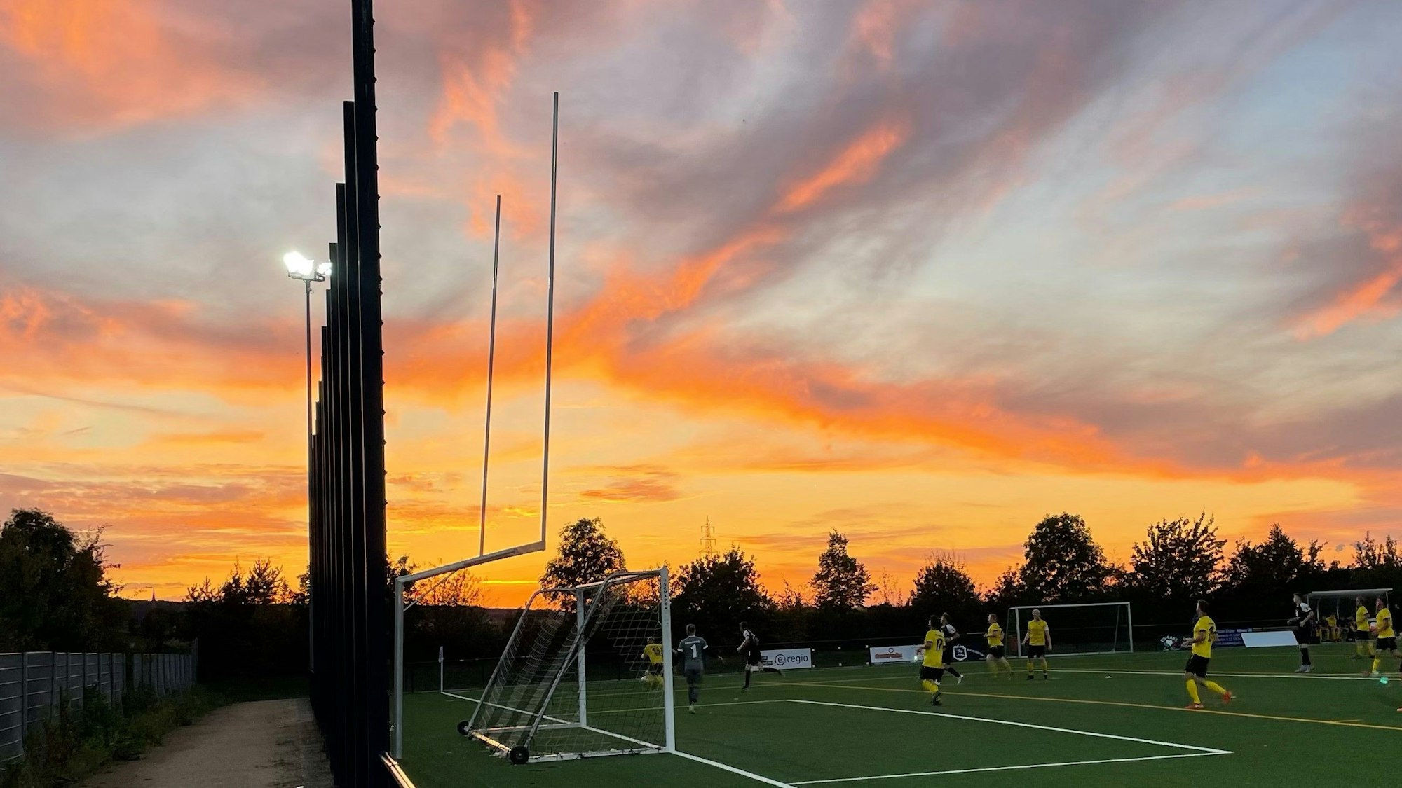 Beim Fußballspiel Stotzheim gegen Ländchen-Sieberath leuchtete der Himmel über dem Platz.