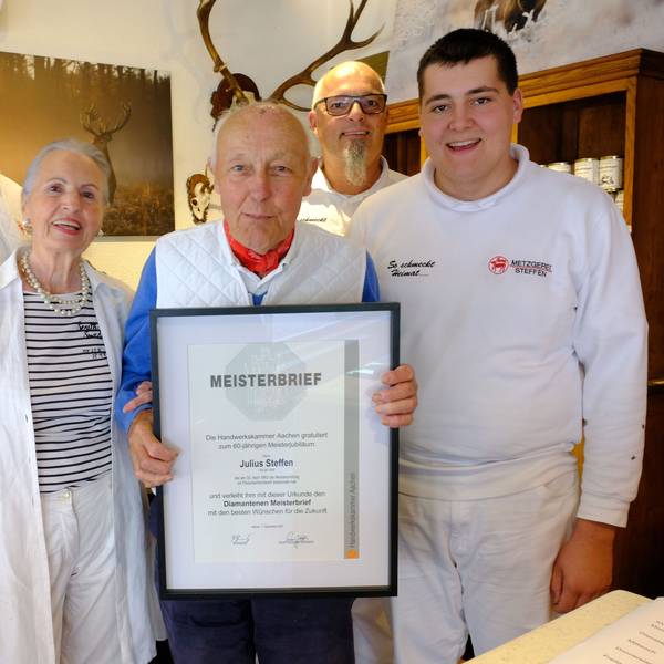 Julius Steffen zeigt seinen Diamantenen Meisterbrief. Um ihn herum stehen die Söhne Thomas (l.) und Frank (2.v.r.), Ehefrau Ursula und Enkel Christian.
