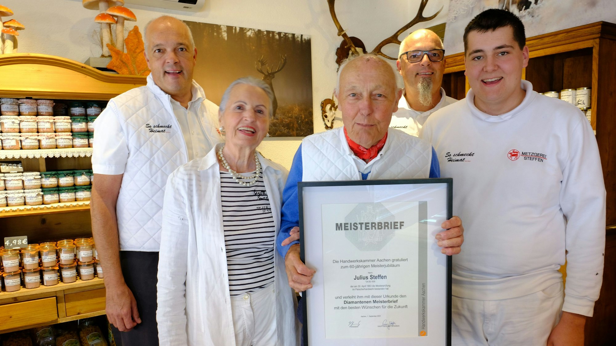 Julius Steffen zeigt seinen Diamantenen Meisterbrief. Um ihn herum stehen die Söhne Thomas (l.) und Frank (2.v.r.), Ehefrau Ursula und Enkel Christian.