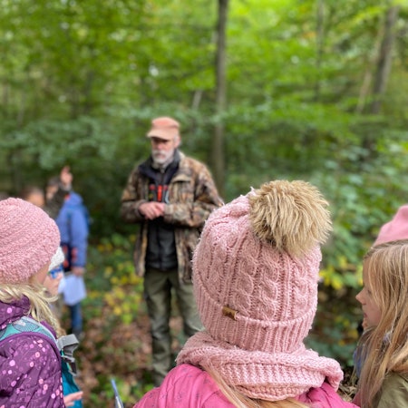 Viertklässler stehen um den Förster Heinz Benden herum.
