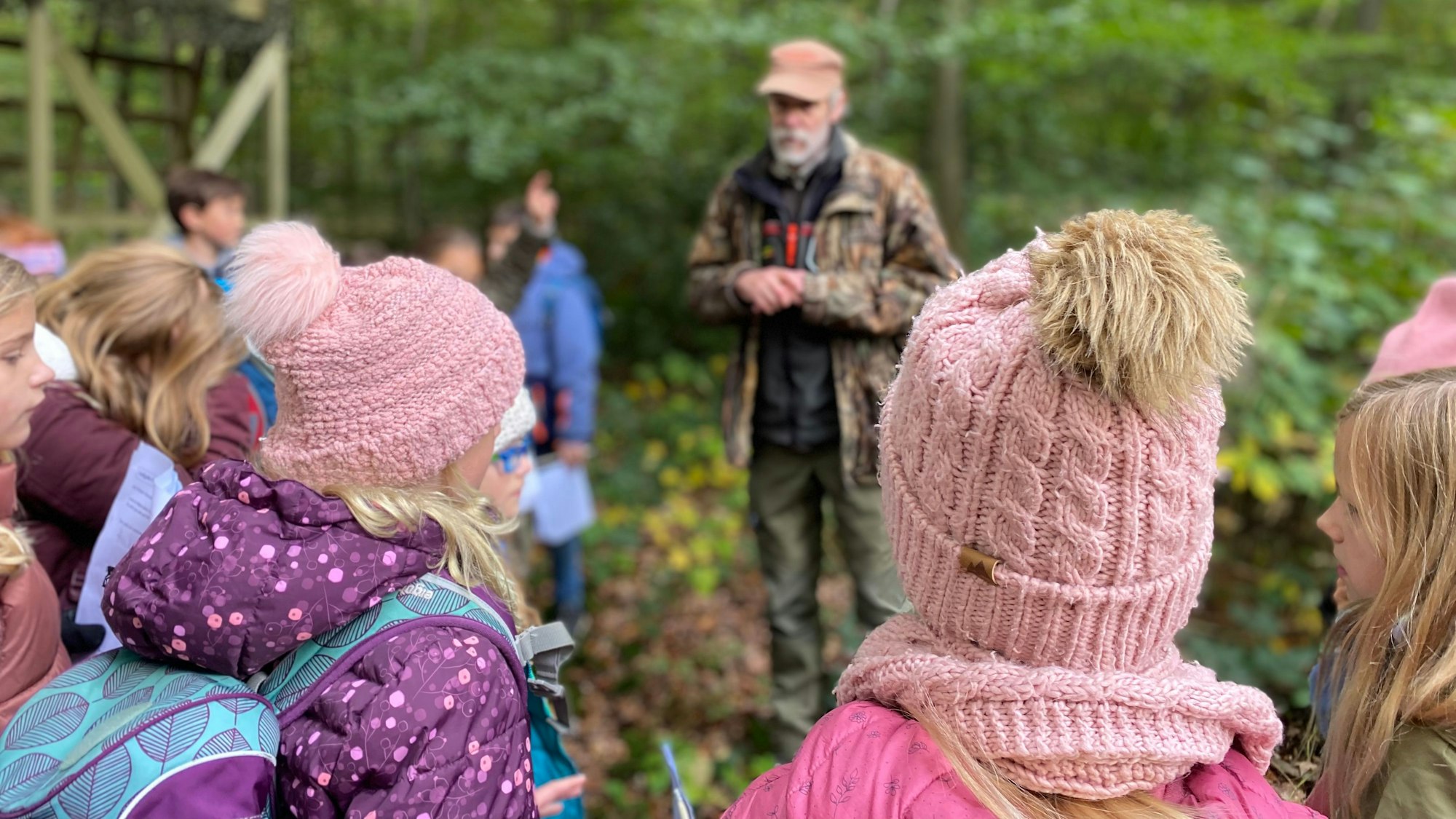 Viertklässler stehen um den Förster Heinz Benden herum.