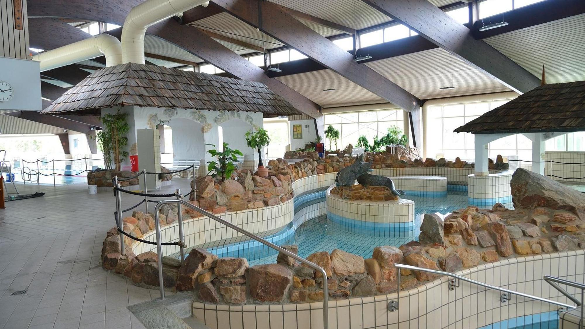 Das Foto zeigt den ehemaligen Spaßbereich des Schwimmbads.