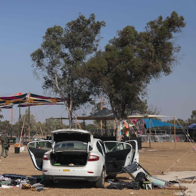 Israelische Soldaten auf dem Gelände des Supernova-Musikfestivals. Auch die mutmaßliche Geisel, die nun in einem Video der Hamas zu sehen ist, soll hier verschleppt worden sein.