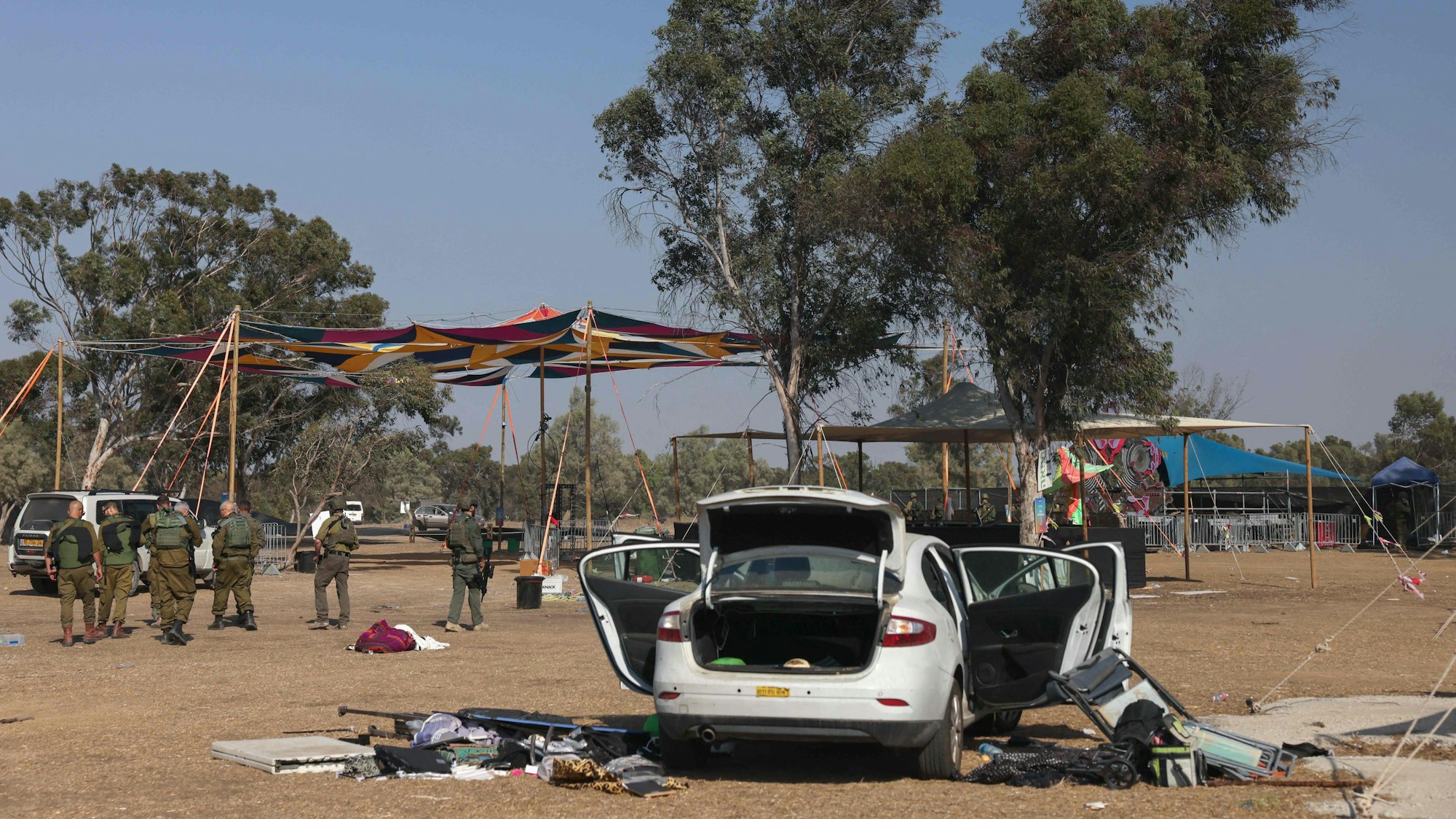 Israelische Soldaten auf dem Gelände des Supernova-Musikfestivals. Auch die mutmaßliche Geisel, die nun in einem Video der Hamas zu sehen ist, soll hier verschleppt worden sein.