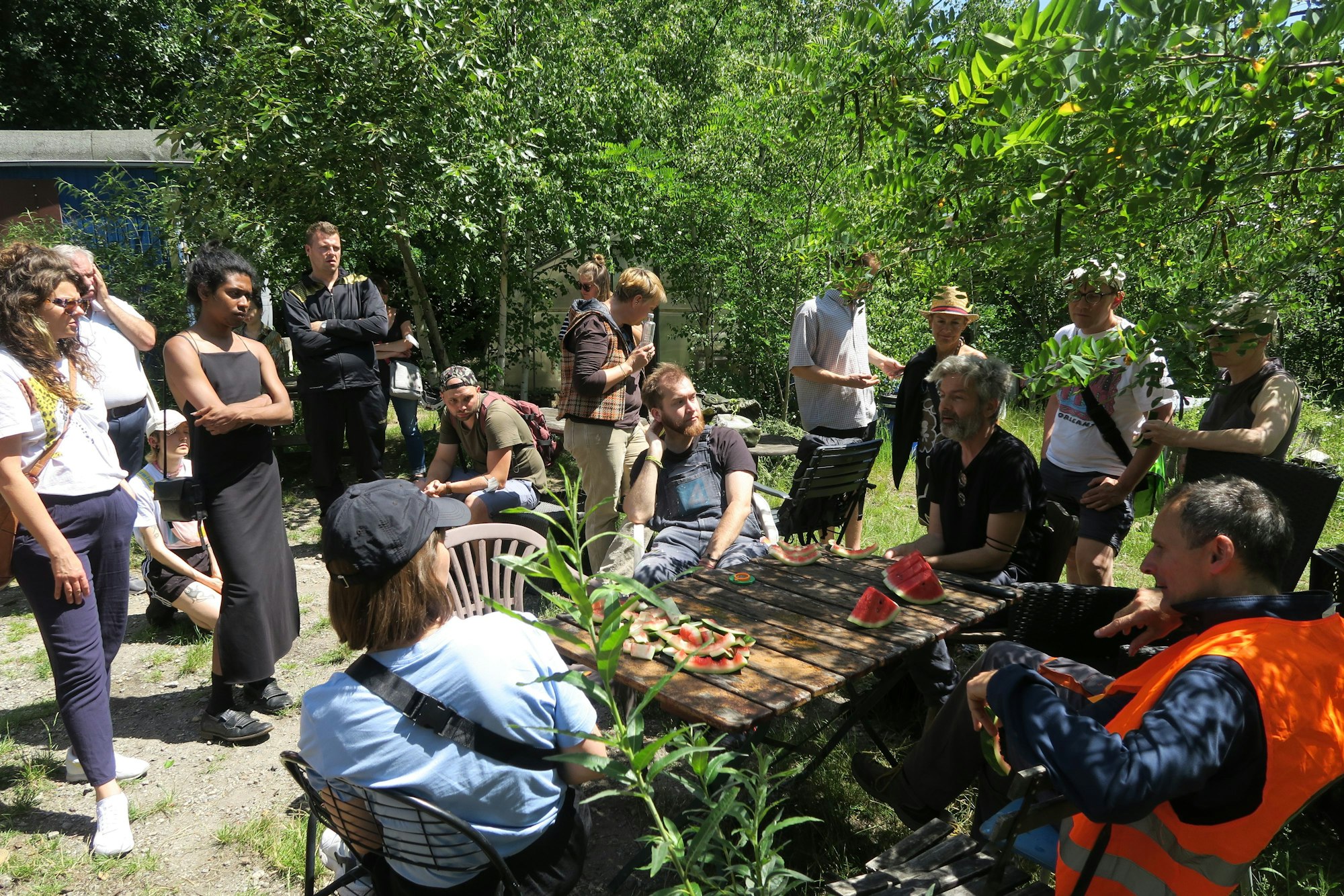 Boris Sieverts (mit Notfallweste) mit zeigt den Teilnehrnern an der Führung den Osthof.