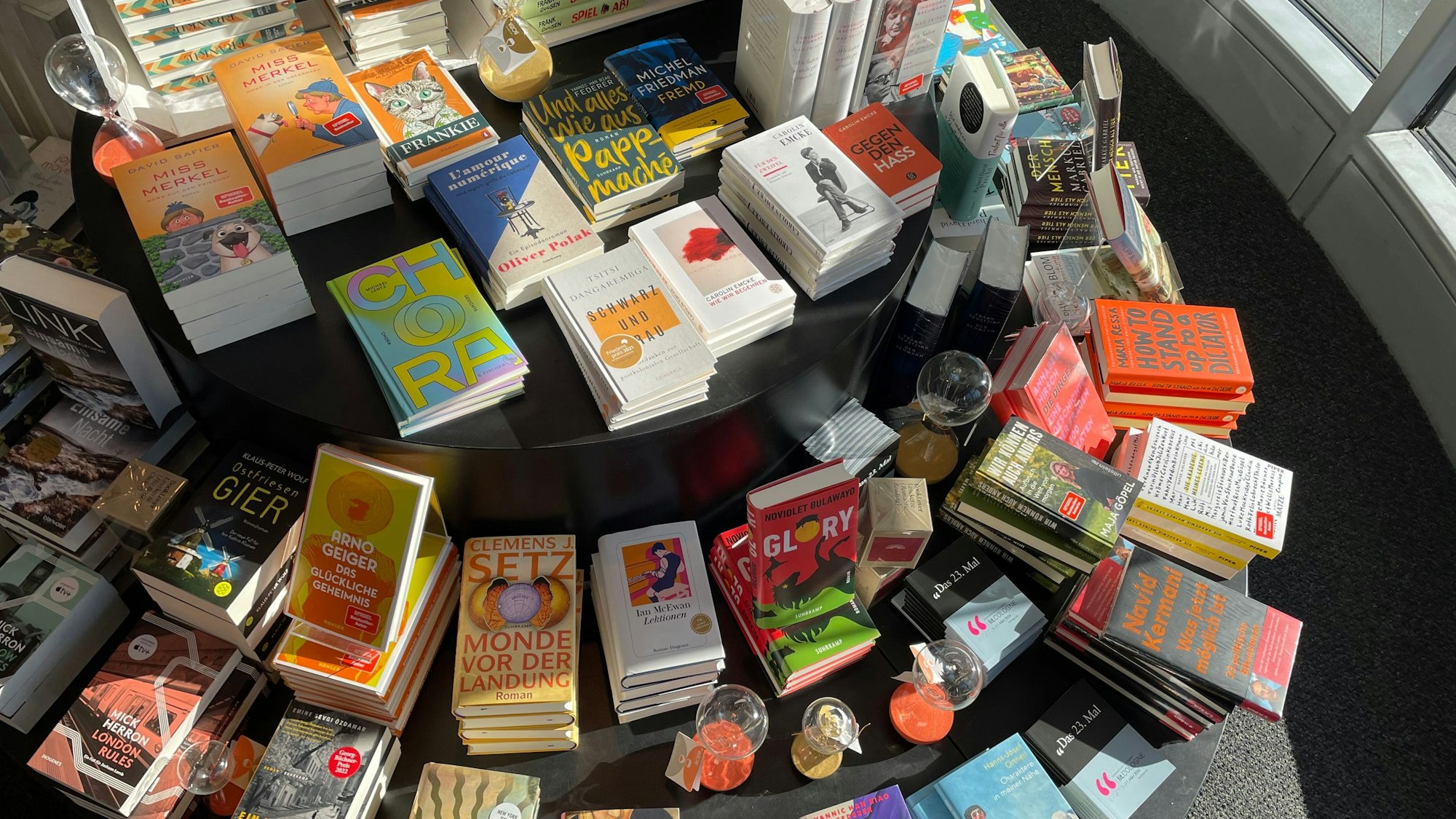 Bücherstapel zur lit.Cologne in der Mayerschen Buchhandlung, Köln, Neumarkt
