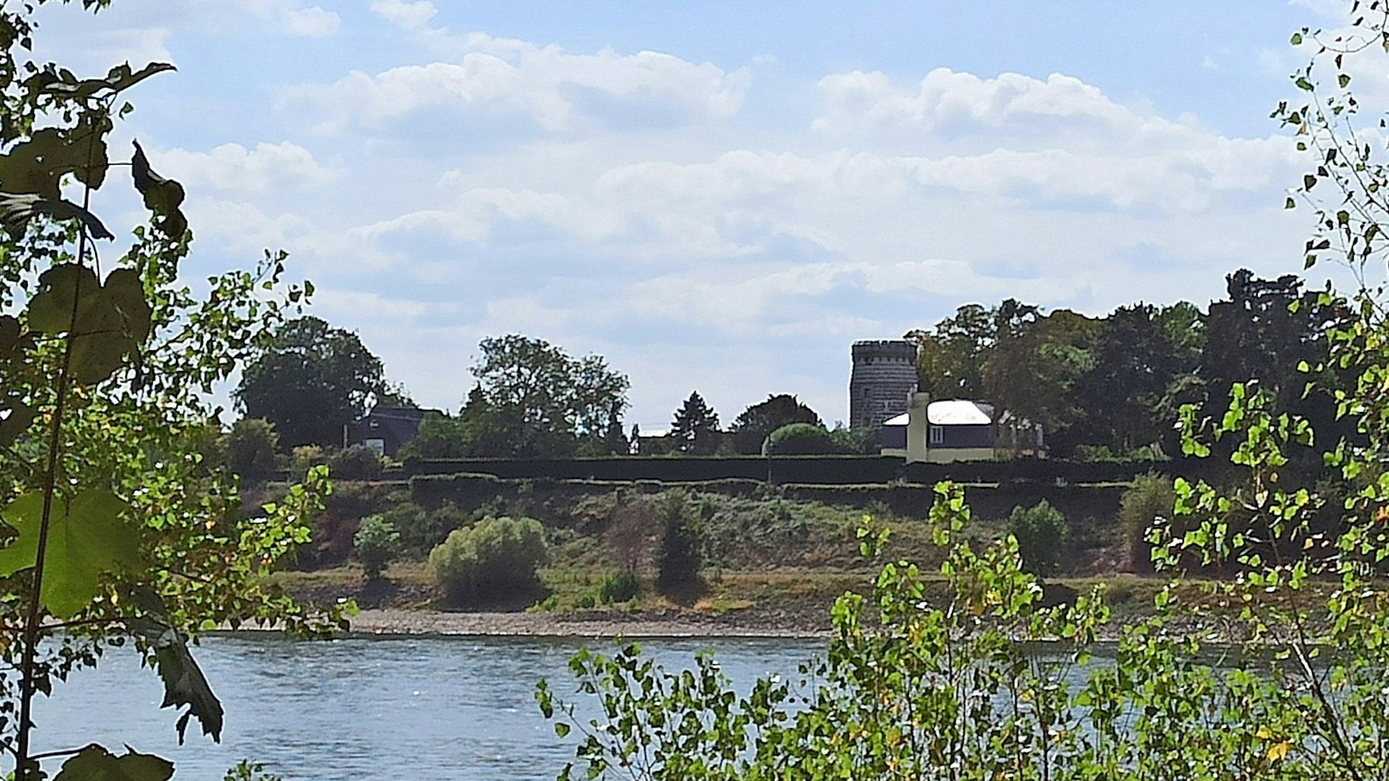 Eines der Wahrzeichen Uedorfs ist der alte Windmühlenturm, der am besten von der anderen Rheinseite oder aus der Luft zu sehen ist.