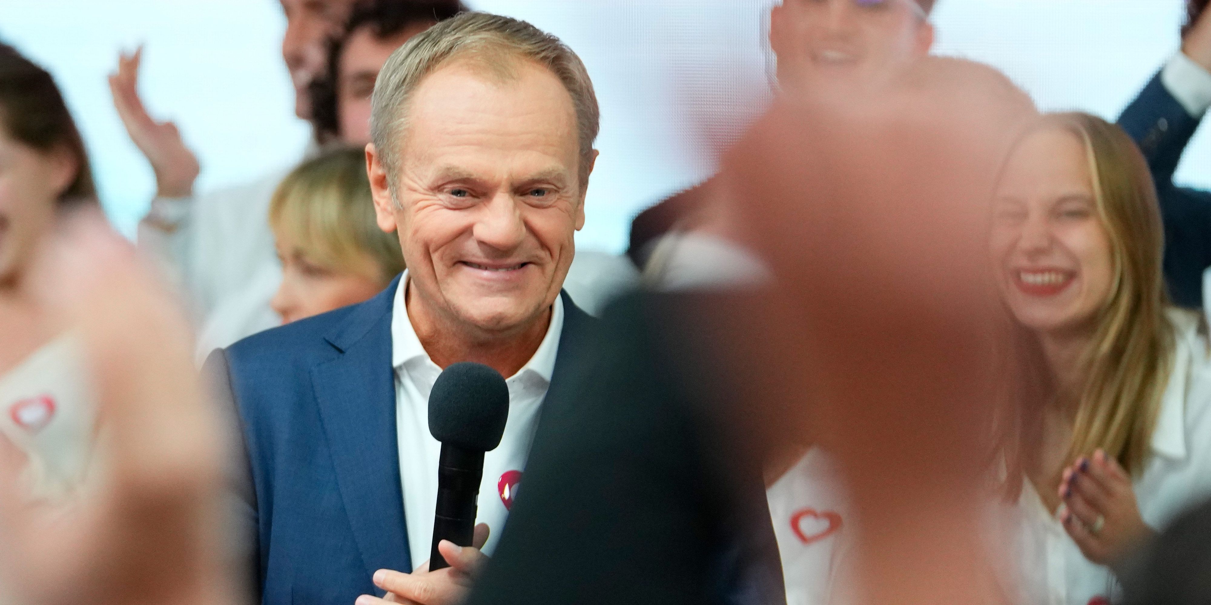 Donald Tusk (M), ehemaliger polnischer Ministerpräsident und Oppositionsführer, spricht zu Anhängern in der Parteizentrale seiner Partei.