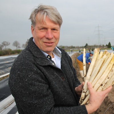 Beim Stechen des ersten Bornheimer Spargels der Saison - hier 2017 - zeigte sich Claus Ritter gerne den Medien