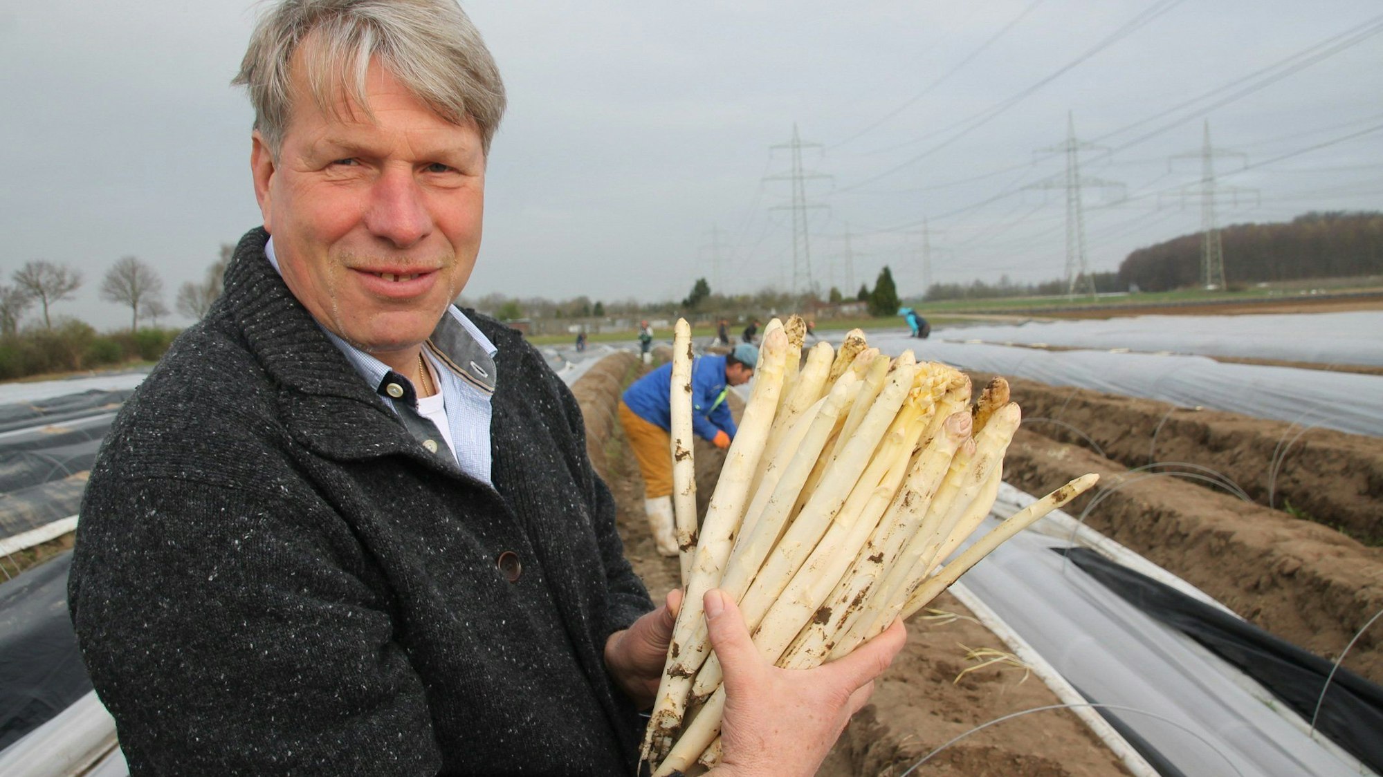 Beim Stechen des ersten Bornheimer Spargels der Saison - hier 2017 - zeigte sich Claus Ritter gerne den Medien